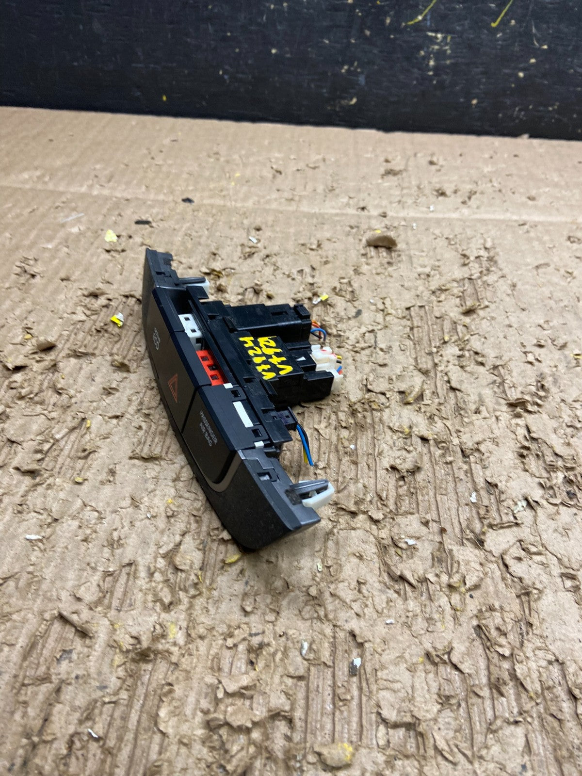 2010 to 2013 Hyundai Tucson Dash Dashboard Center Warning Hazard Switch V7924 DG2