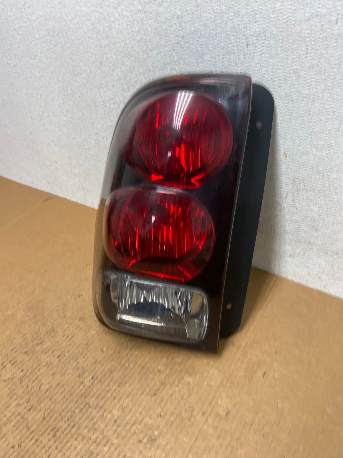 2002 to 2009 Chevrolet Trailblazer Left Driver LH Side Tail Light AE0338 LK1