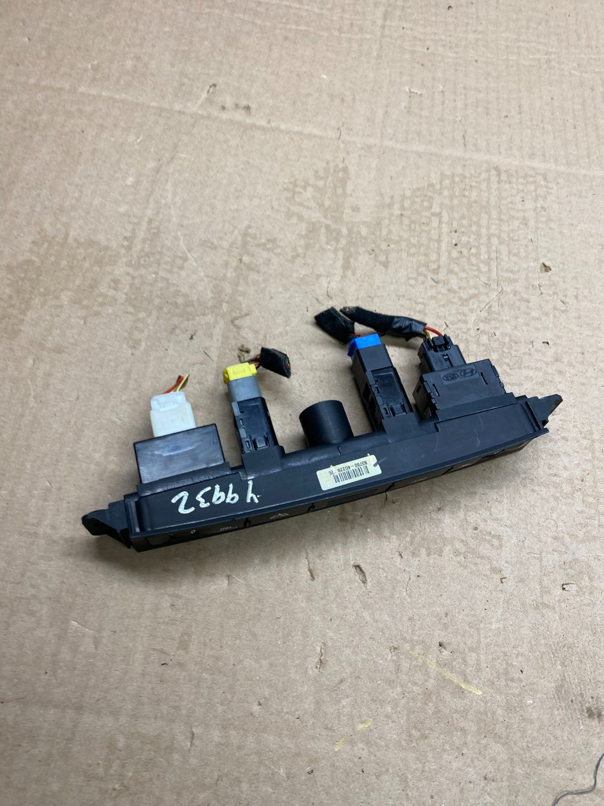 2006 - 2012 Kia Sedona Entourage Front Heated Seat Switch ESC OFF Y9932 DG4