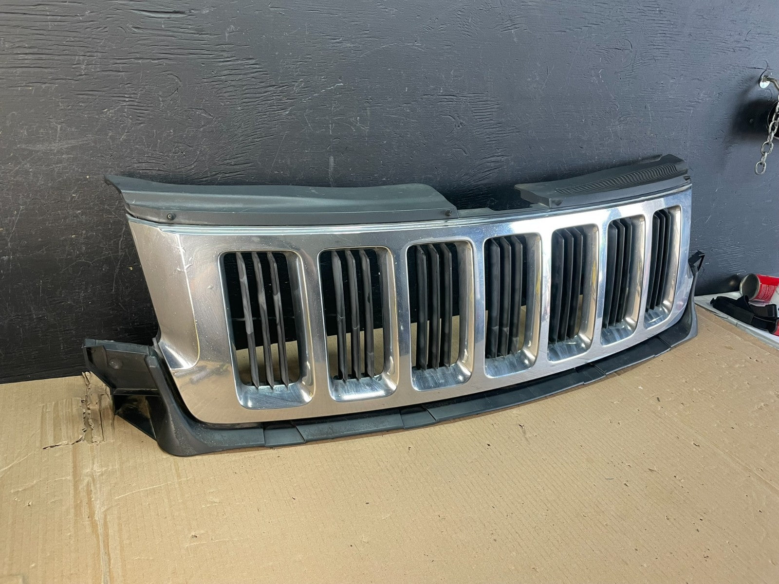 2011 to 2013 Jeep Grand Cherokee Front Upper Grill Grille AE3613 DG1