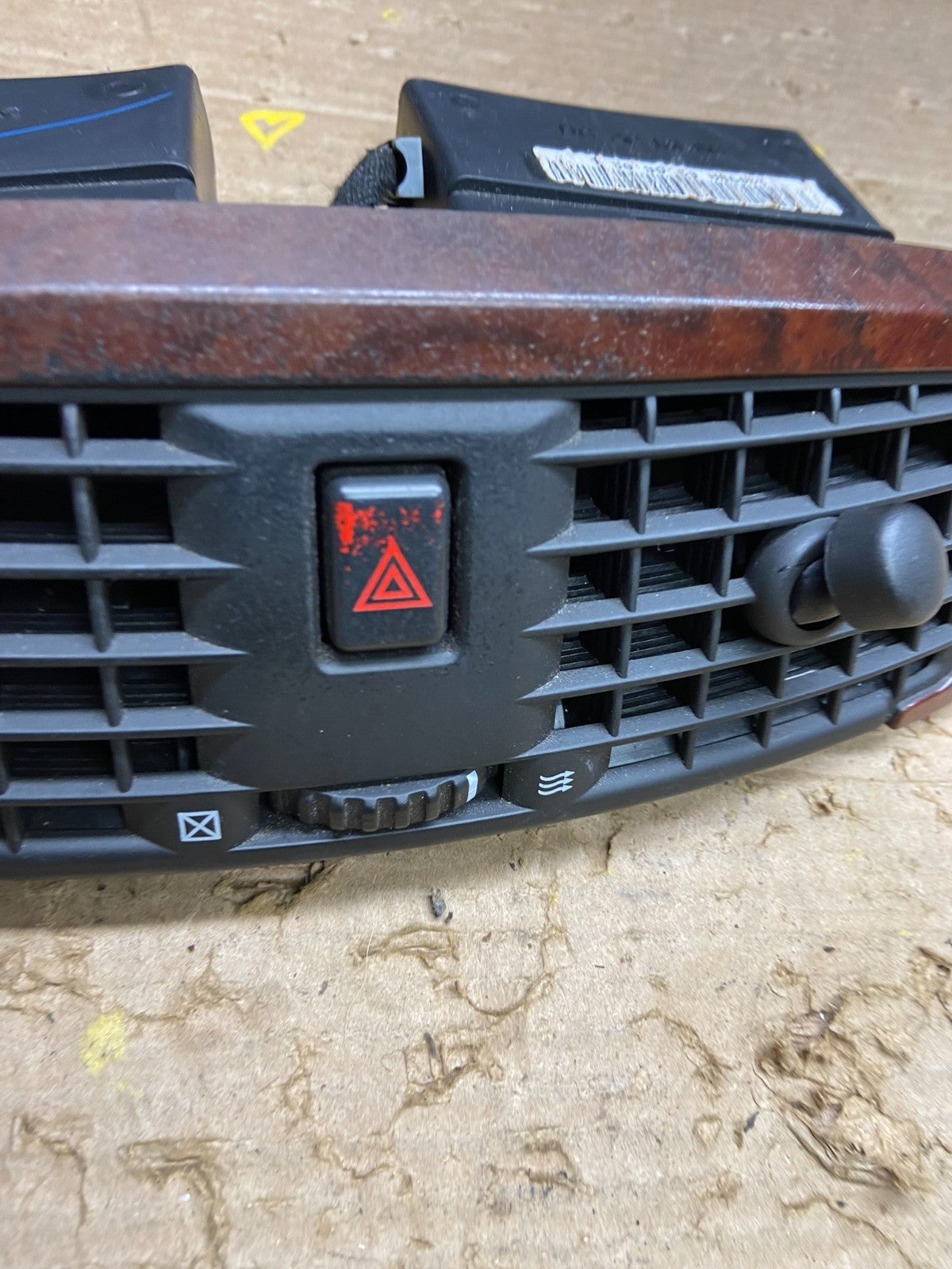 2004 to 2009 Cadillac SRX Front Center Dash A/C Air Vent w3374 DG1