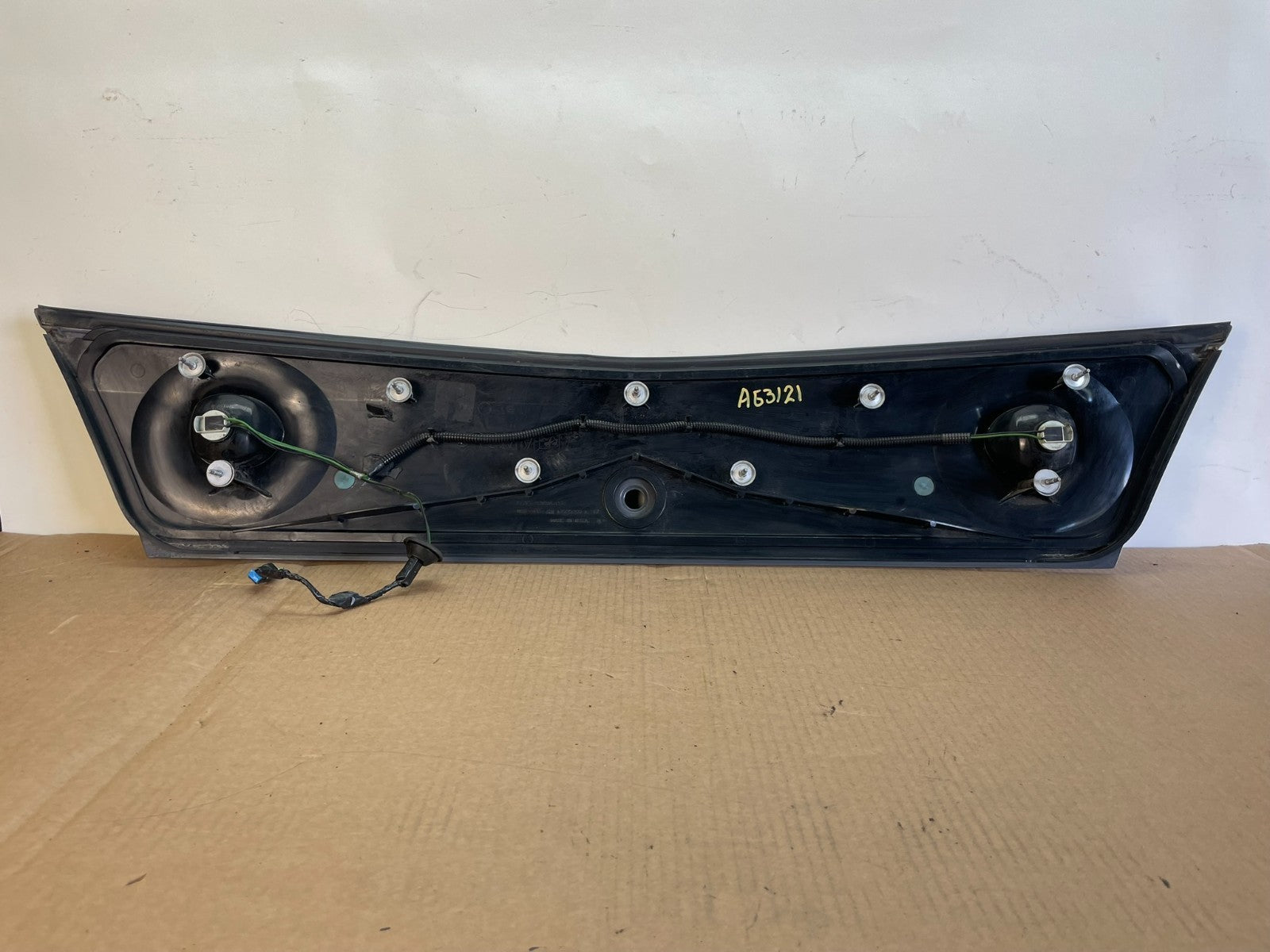 2000-2004 Chevrolet Impala Rear Trunk Center Finish Panel Tail Light AG3121 DG6