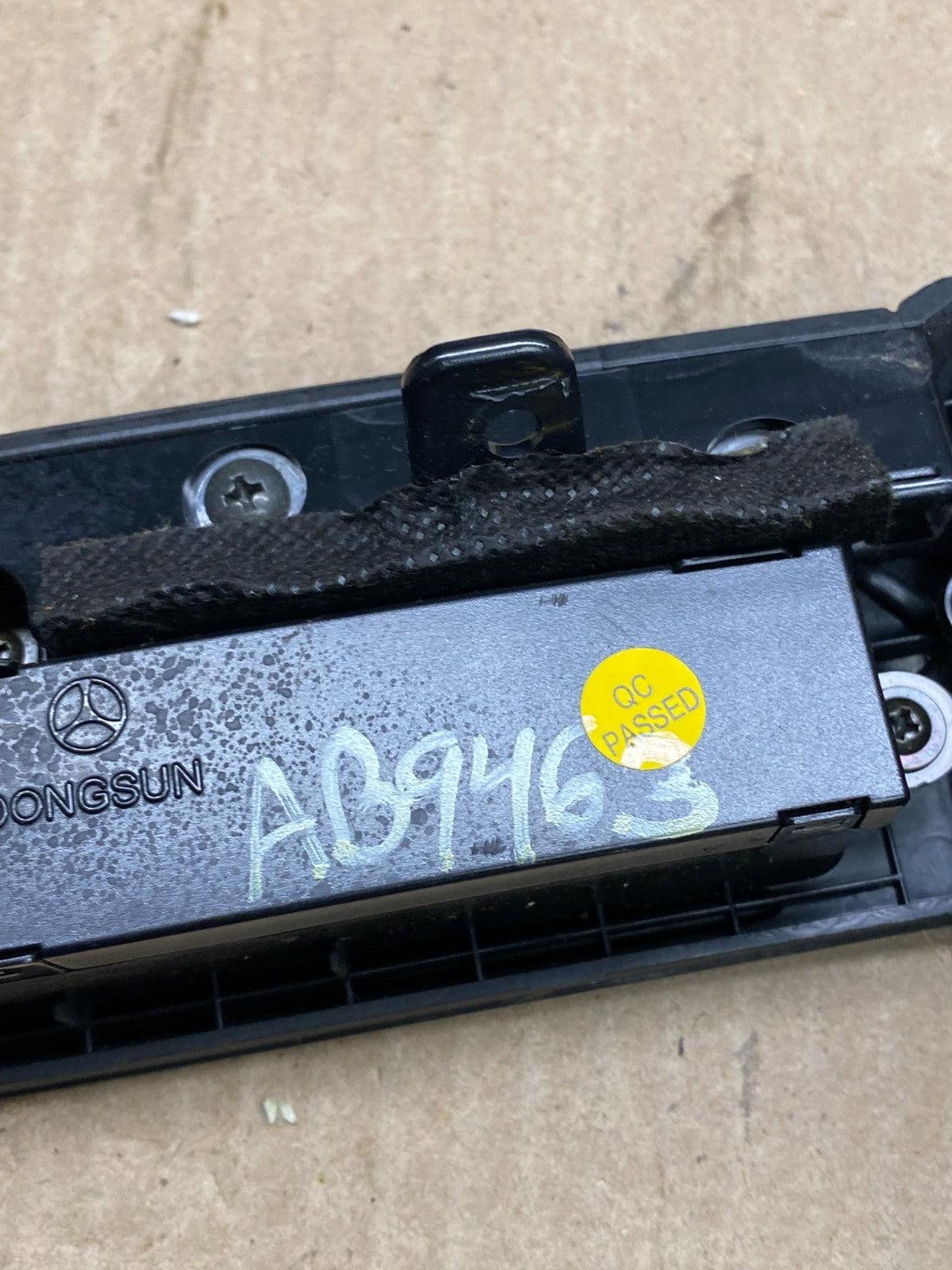 2007 to 2012 Hyundai Santa Fe Center Air Vent A/C Clock Bezel Trim OEM AB9463 DG7