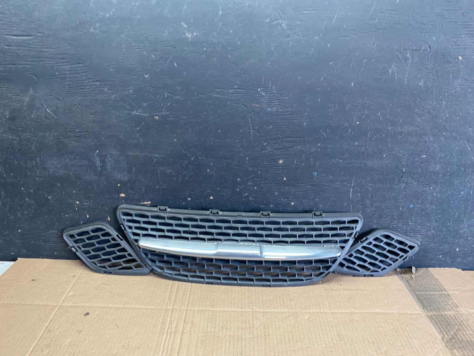2005 to 2009 Saab 9-7x Front Upper LH Center RH Set Grille Grill OEM Q0504 DG0