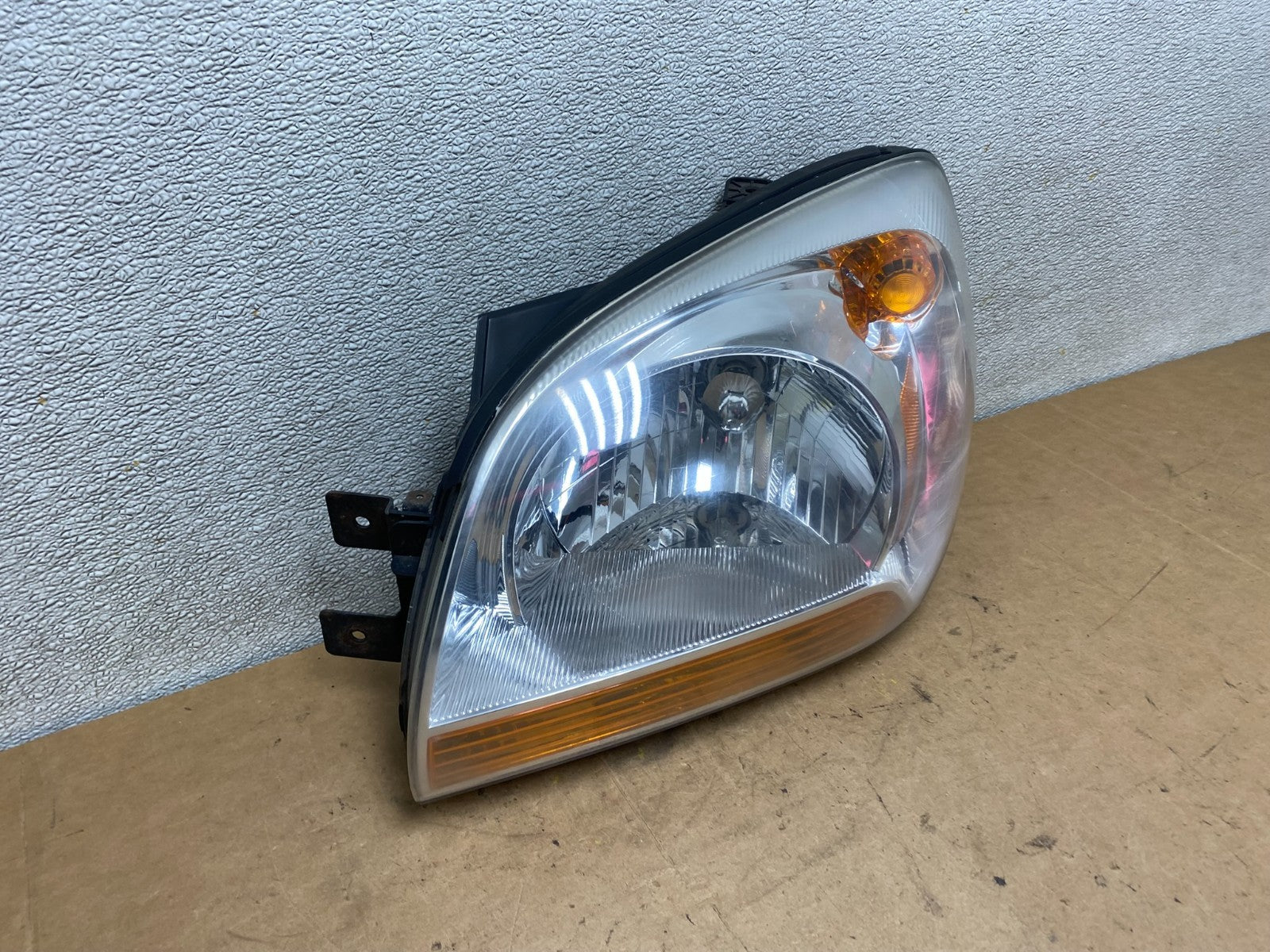2005 to 2006 Kia Sportage Left Driver LH Halogen Headlight OEM X5083 DW2