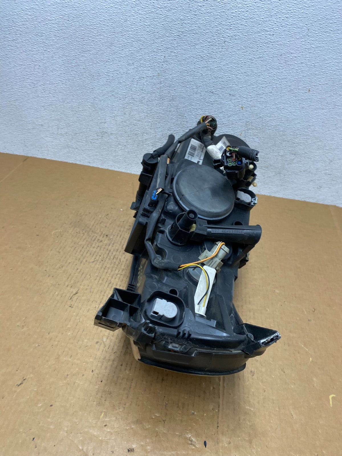 2005 to 2007 Volvo XC70 V70 Passenger Right Passenger RH Headlight AE0556 DW7