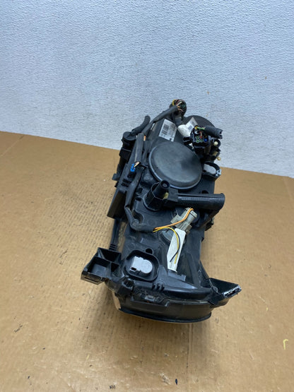2005 to 2007 Volvo XC70 V70 Passenger Right Passenger RH Headlight AE0556 DW7