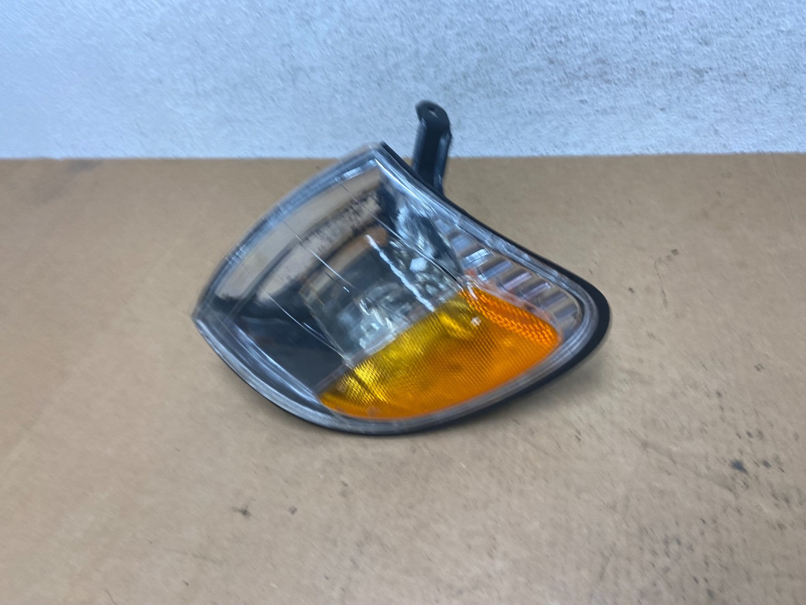2005 to 2006 Toyota Tundra Left Driver LH Side Turn Signal Light AE3021 DG1