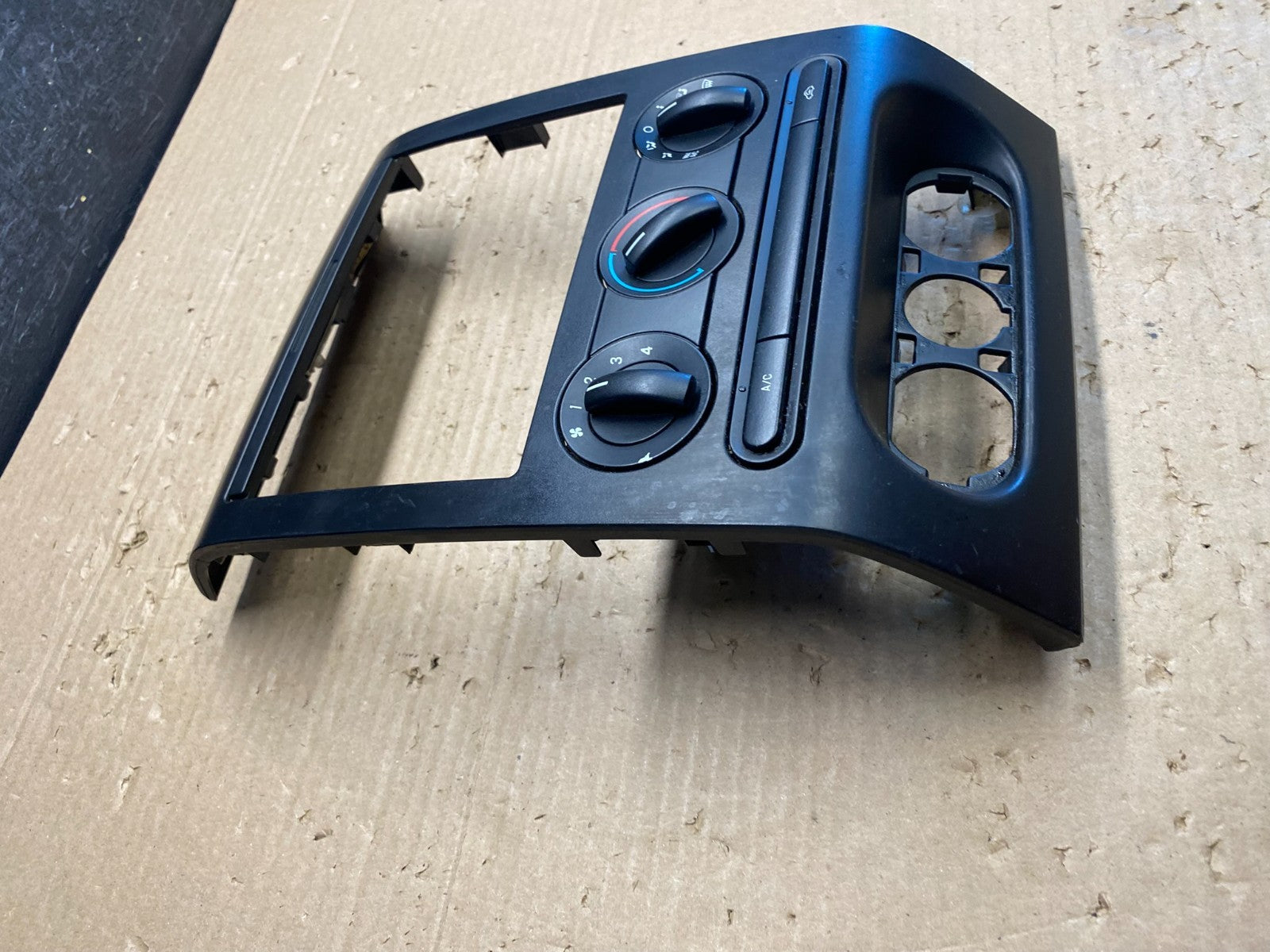 2004 to 2008 Ford F150 Radio Climate Dash Bezel Surround Black ag8361 DG2