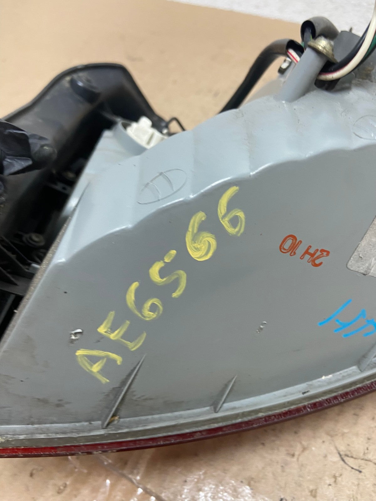 2001-2004 Hyundai Santa Fe Left Driver LH Side Tail Light AE6566 LK6