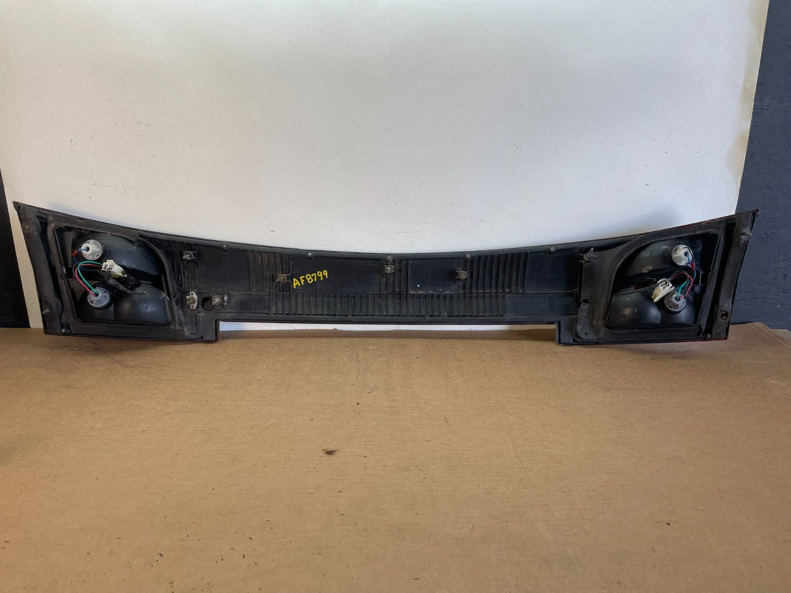 2002 - 2004 Subaru Outback Trunk Hatch Lid Tail Light Panel Center AF8799 DG5