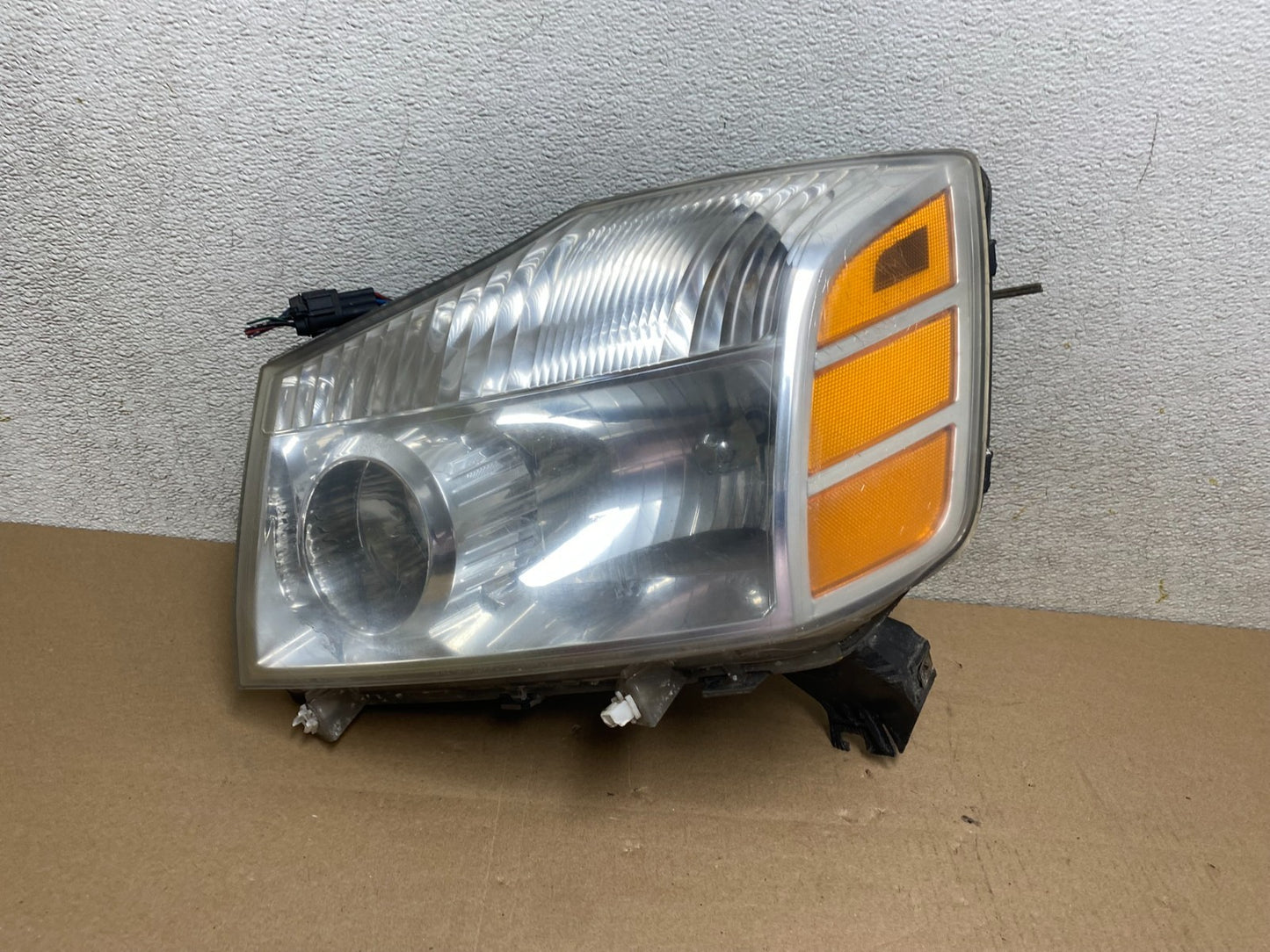 2004 to 2007 Nissan Armada Left Driver Lh Side Headlight Halogen R8103 DW0