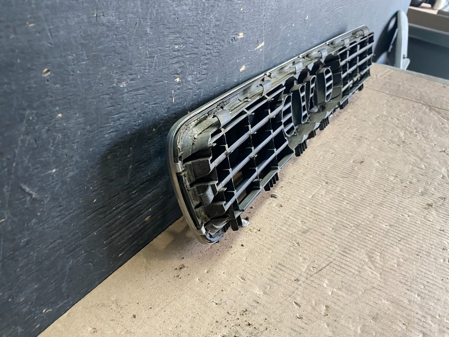 2000 to 2002 Audi A4 Upper Front Grill Grille OEM P6104 DG6