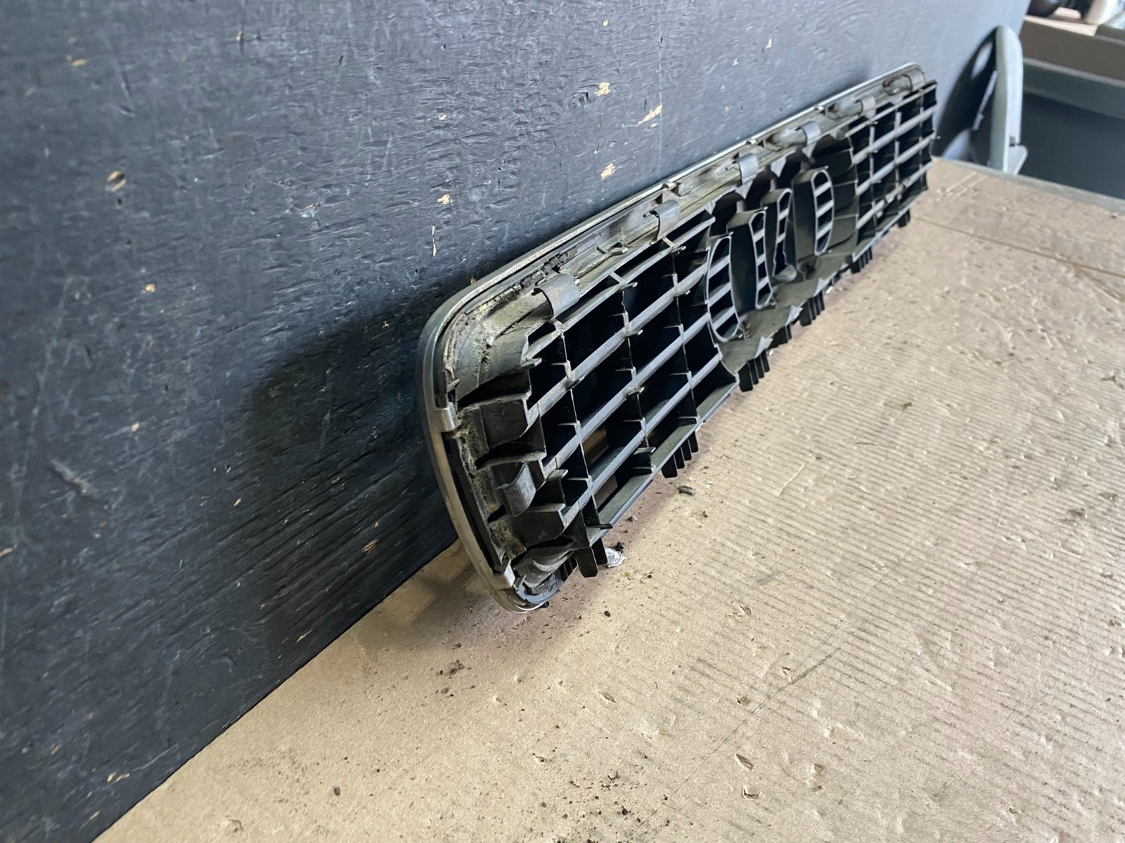 2000 to 2002 Audi A4 Upper Front Grill Grille OEM P6104 DG6