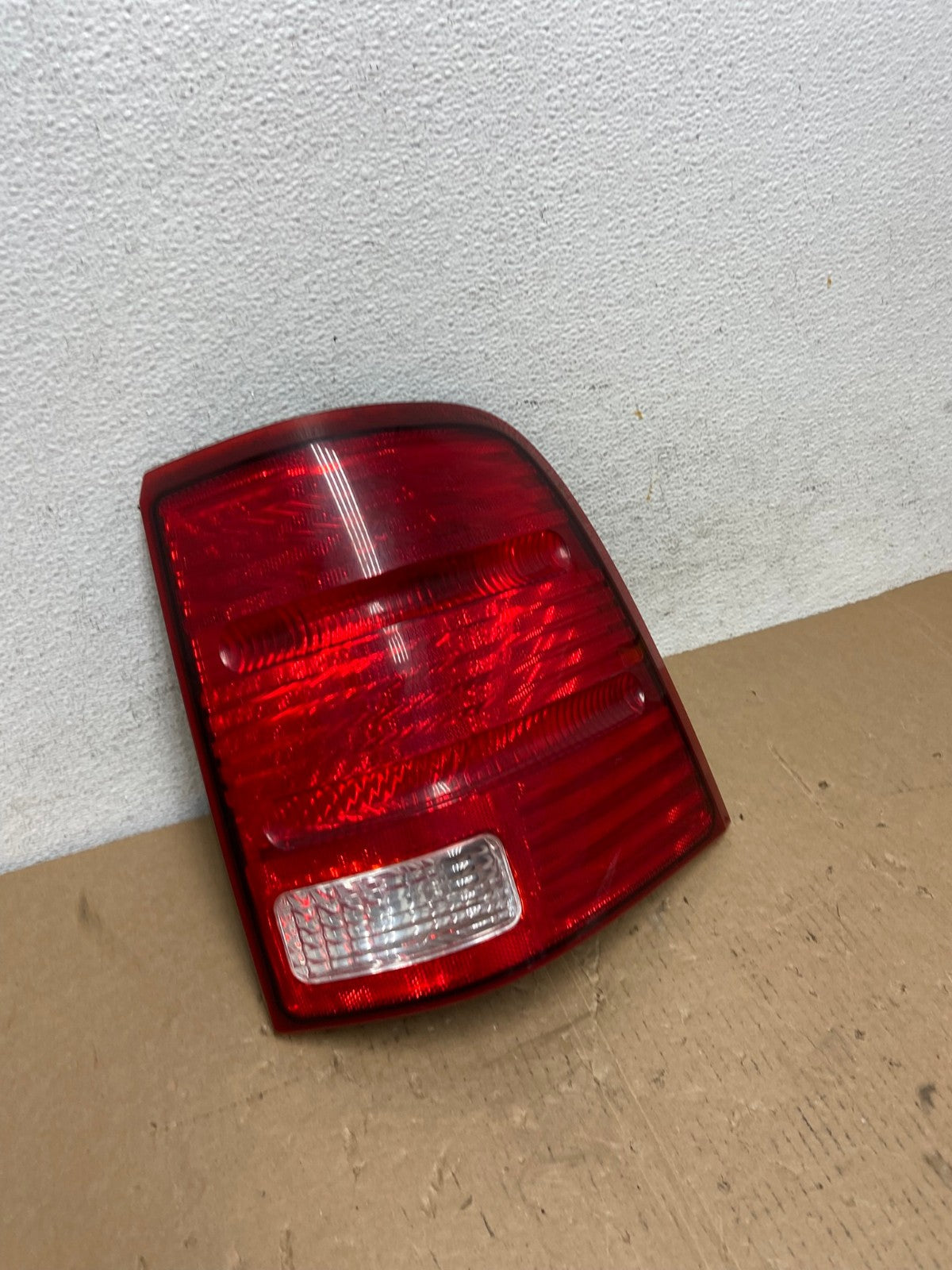 2002 to 2005 Ford Explorer Right Passenger Rh Side Tail light AD7984 LK2