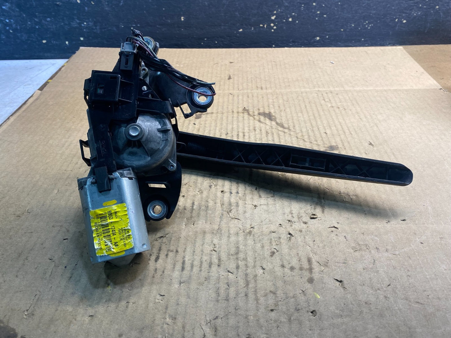 2011 to 2019 Ford Explorer Rear Windshield Wiper Motor OEM z4773 DG4