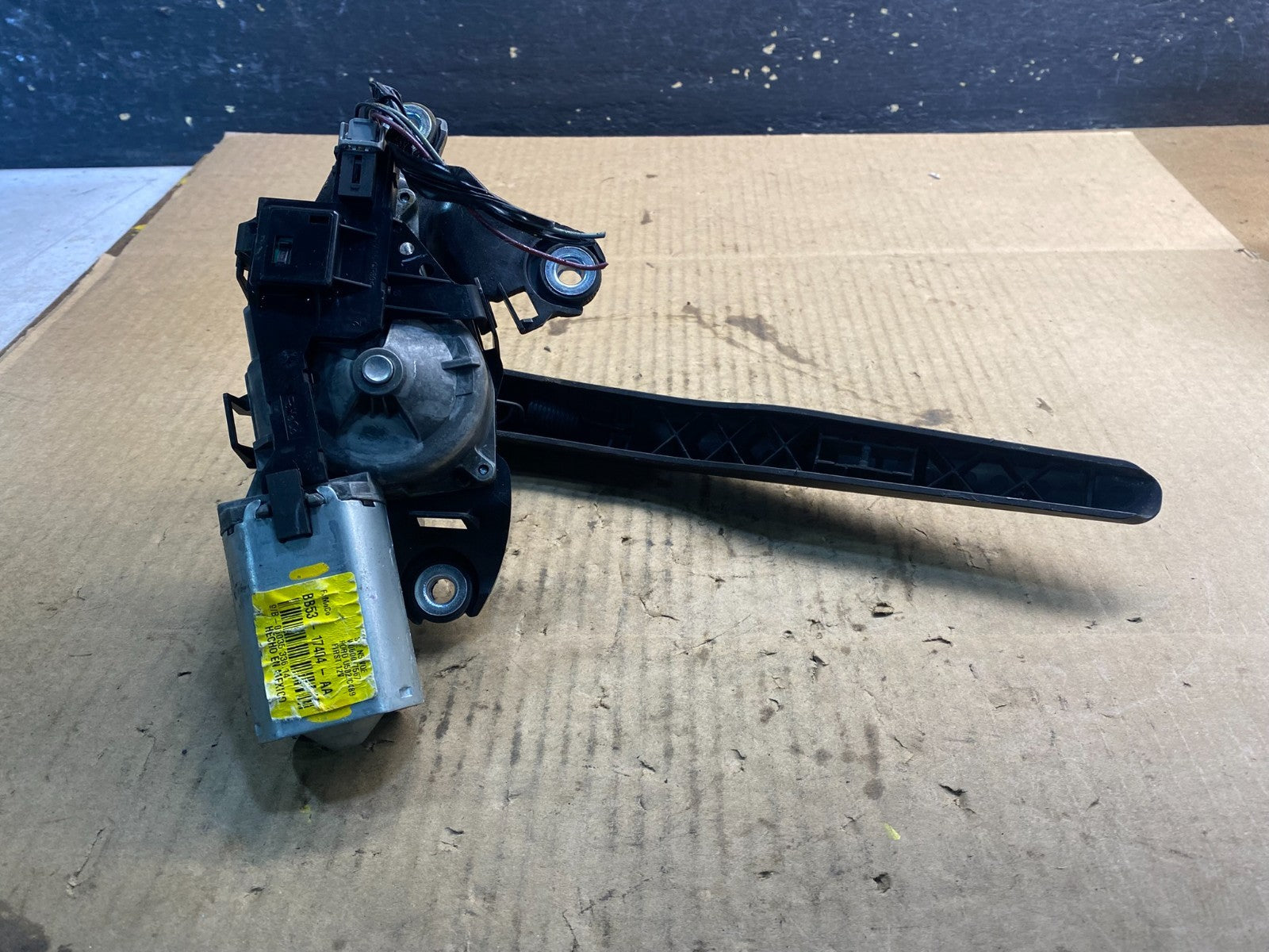 2011 to 2019 Ford Explorer Rear Windshield Wiper Motor OEM z4773 DG4