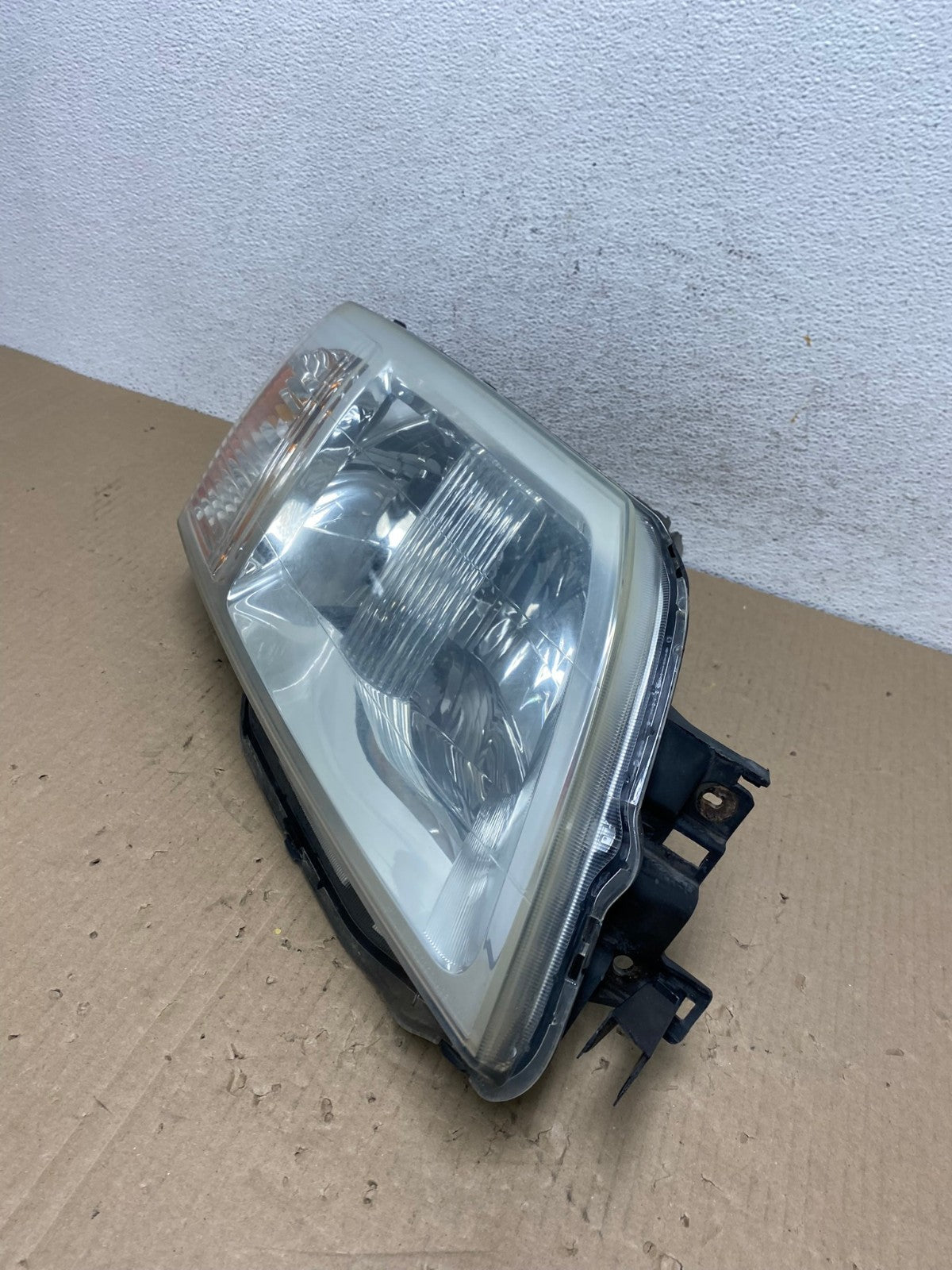 2004 - 2011 Mitsubishi Endeavor Headlight Right Passenger Rh Side AE9630 LK1