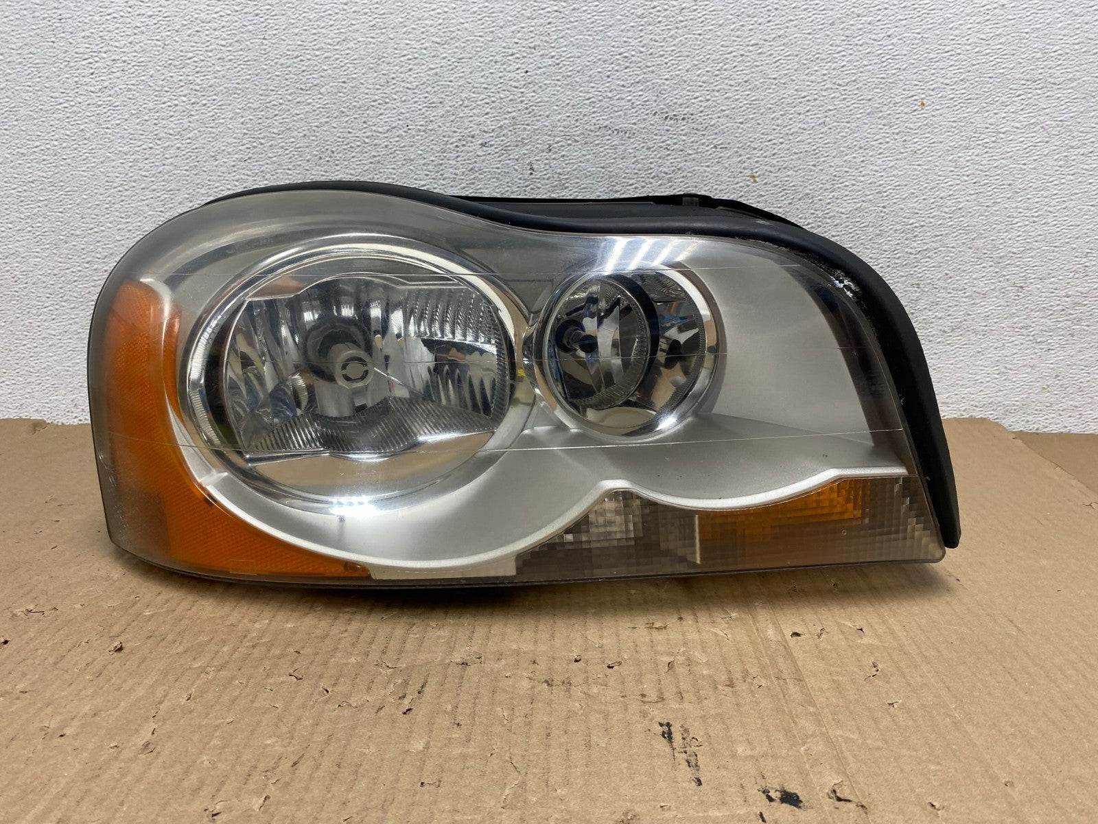 2003 to 2006 Volvo XC90 Right Passenger Rh Side Headlight Xenon AE9011 DW0