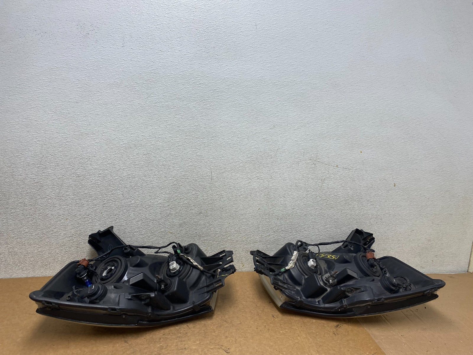 2004 to 2007 Nissan Armada Left+Right Side Set Headlights Oem S6968 DW10
