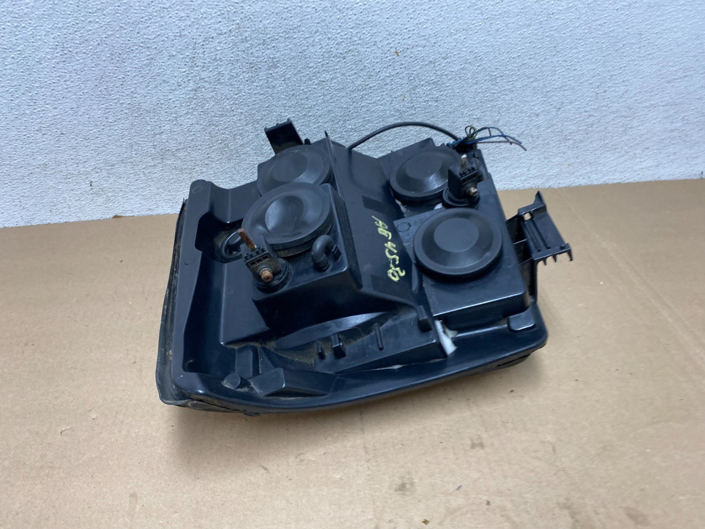 2002-2006 Cadillac Escalade Right Passenger Side Xenon HID Headlight AG45305