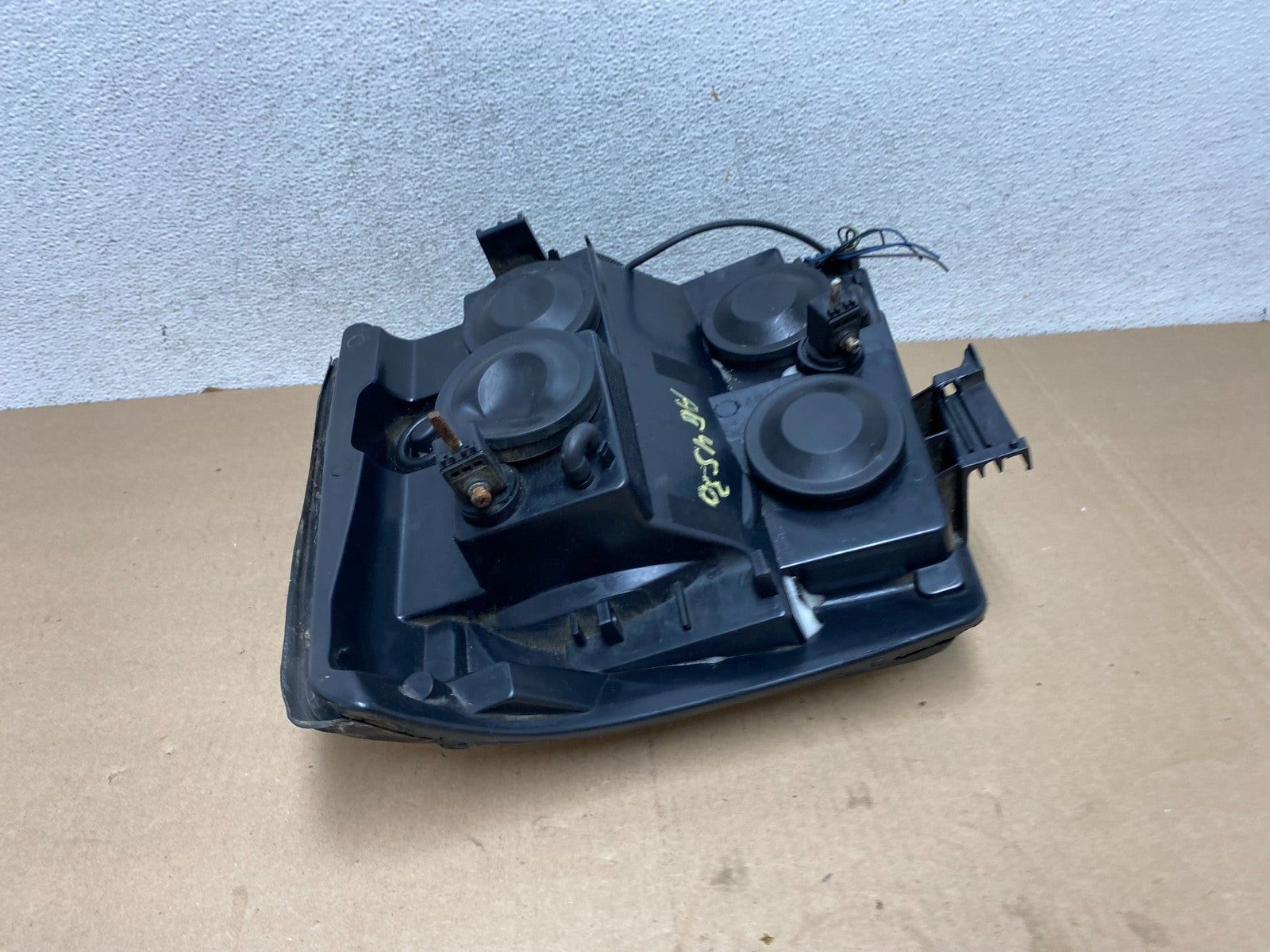 2002-2006 Cadillac Escalade Right Passenger Side Xenon HID Headlight AG45305
