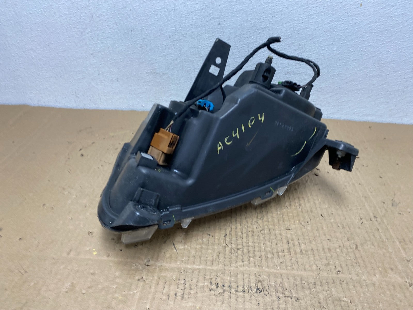 2011-2013 Jeep Grand Cherokee Right Passenger Halogen Headlight AC4104 DW8