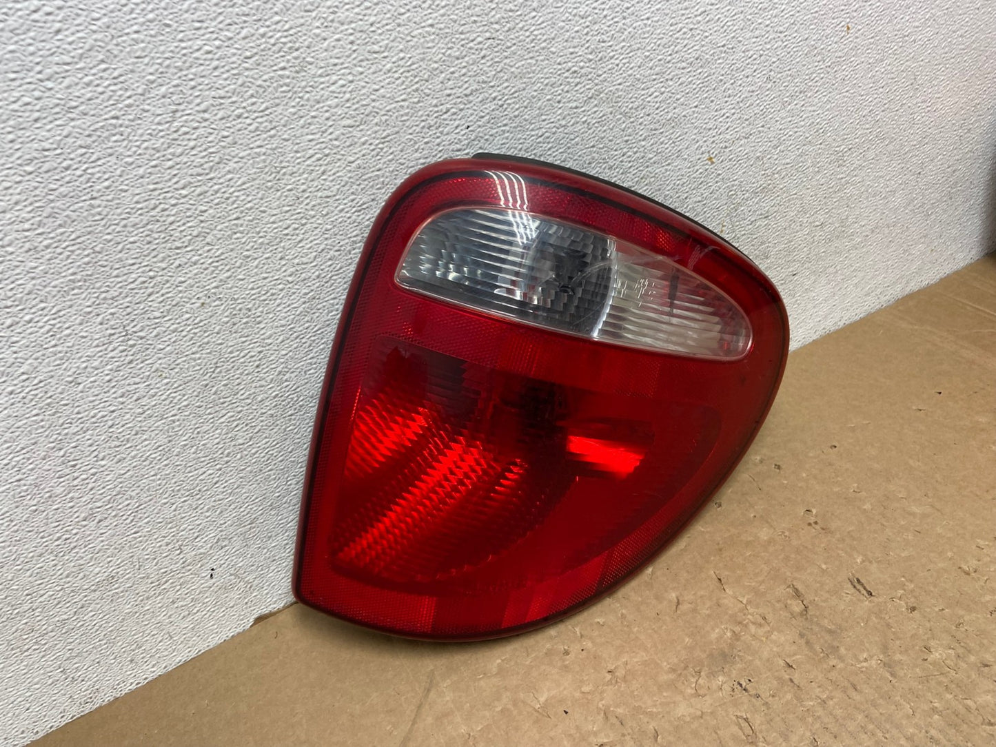 2004 - 2007 Dodge Grand Caravan Right Passenger Side Tail Light AG1165 LK2