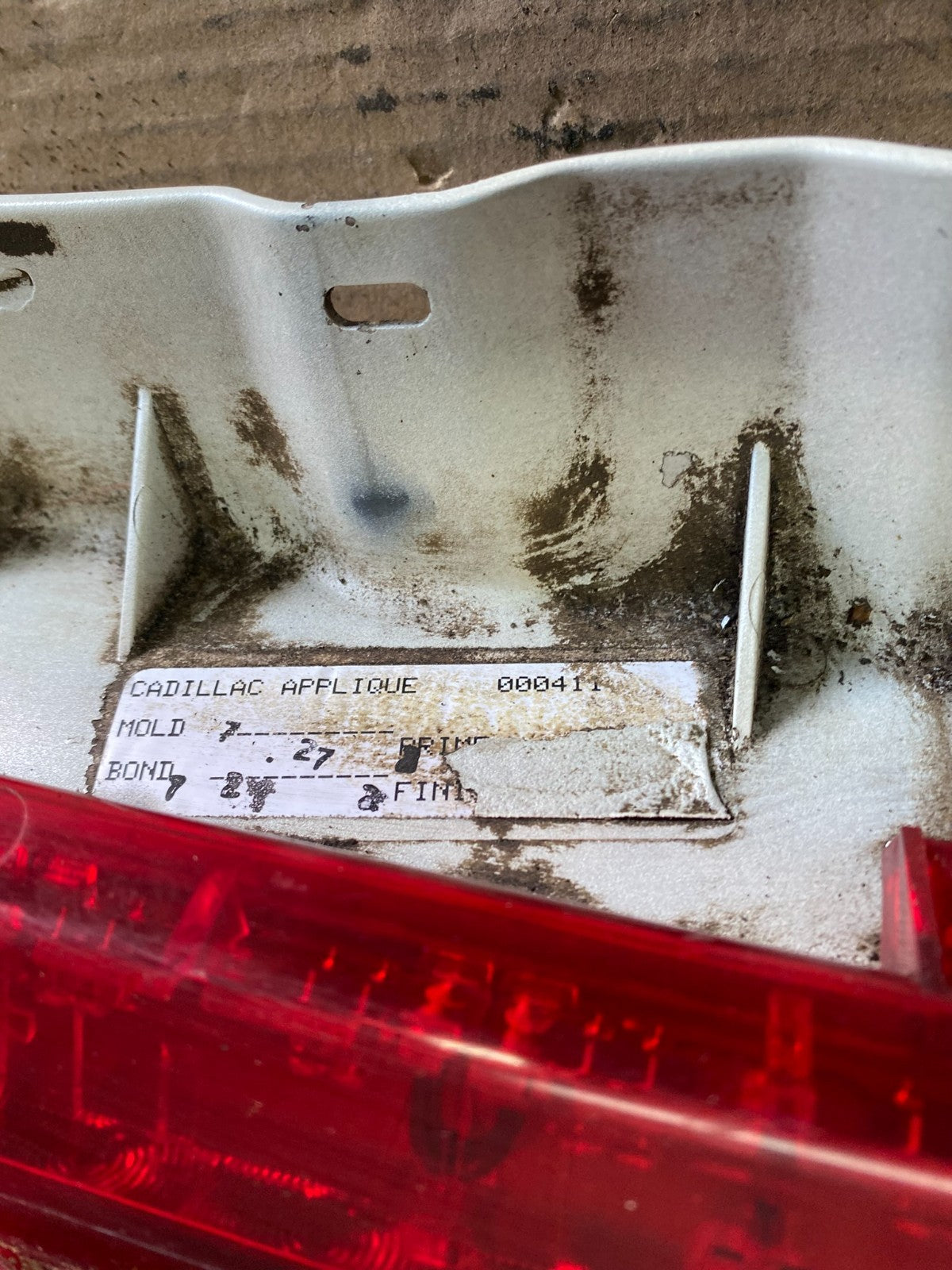 2001 to 2004 Cadillac Seville SLS Rear 3rd Break Light lid mounted OEM R232913