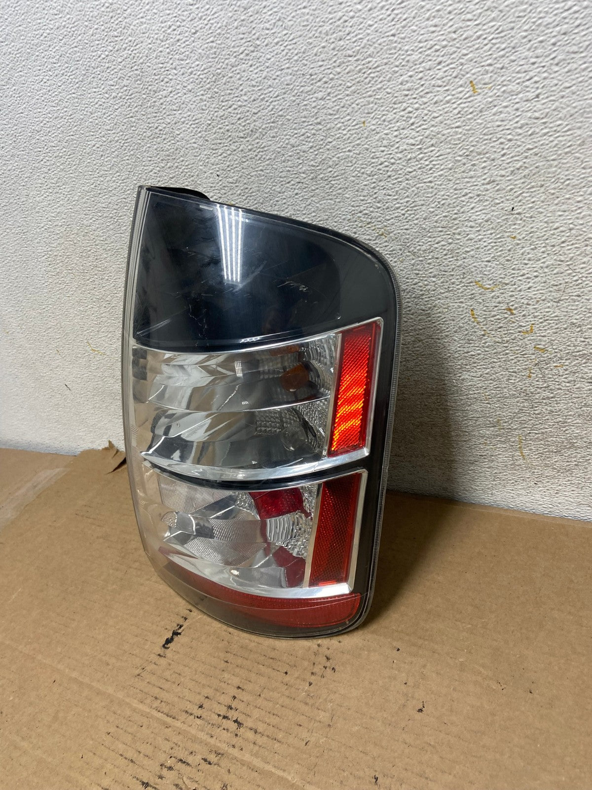 2004 - 2005 Toyota Prius Right Passenger Side Rh Tail Light AH4029 LK2