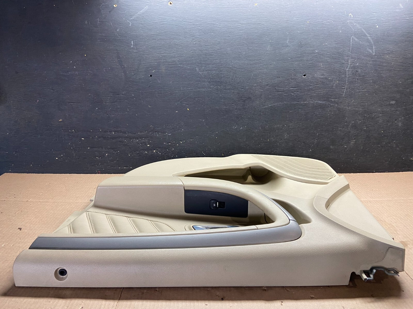 2013 to 2019 Ford Taurus Front Right Passenger Side Door Trim Panel OEM C2223 DG5