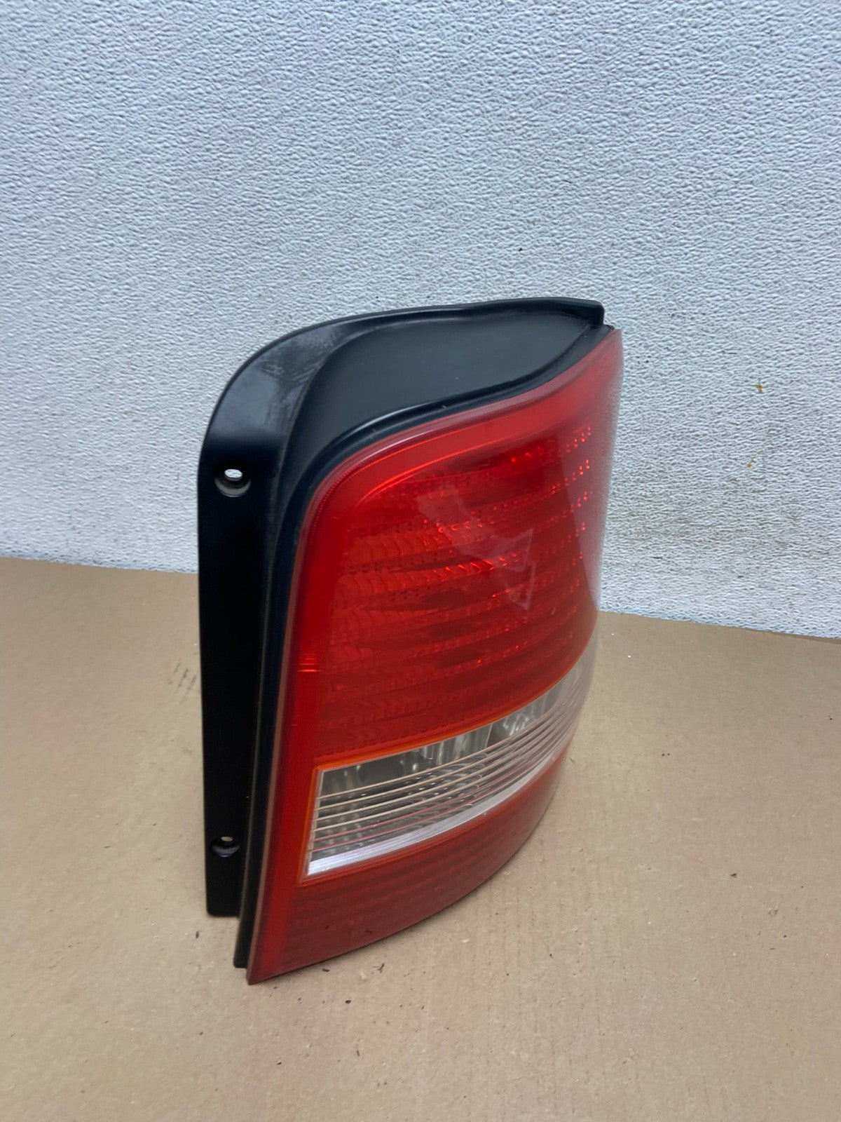 2003 2004 2005 Kia Sedona Right Passenger RH Side Tail Light AF2993 LK2