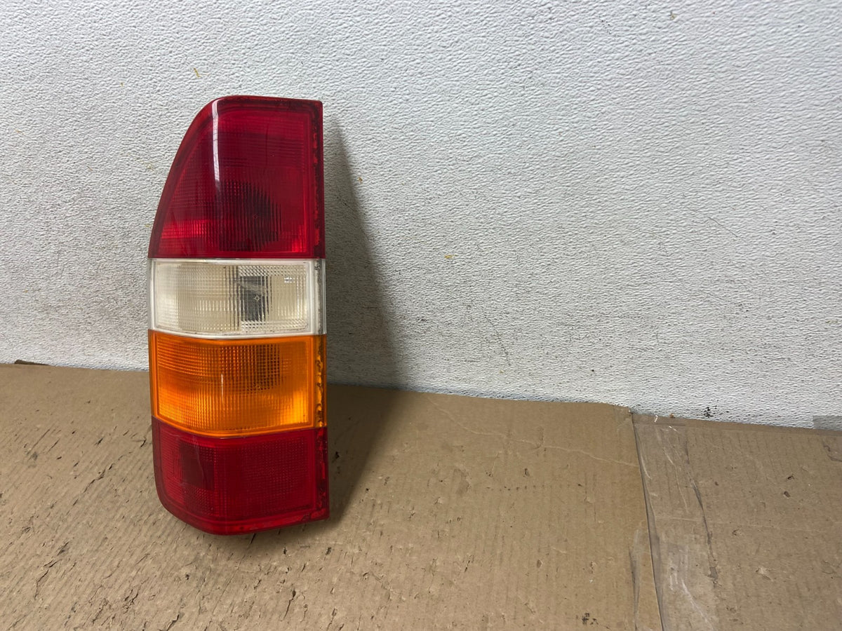 2002-2006 Mercedes Dodge Sprinter Left Driver Lh Tail Light ah2965 DG2
