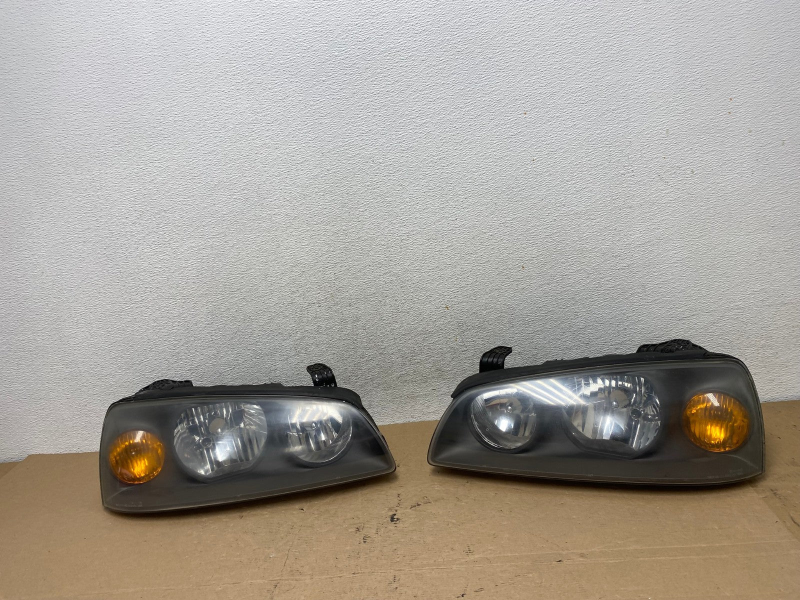 2004 to 2006 Hyundai Elantra Left+Right Set Halogen Headlights AF4580 LK0