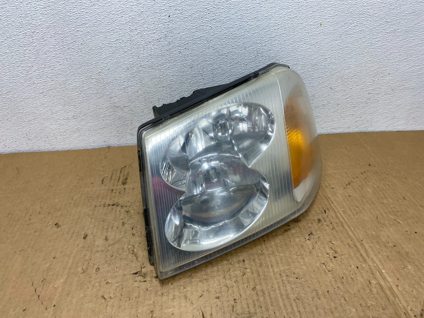 2002 to 2009 Gmc Envoy Left Driver Lh Side Headlight Halogen AC8167 DW2