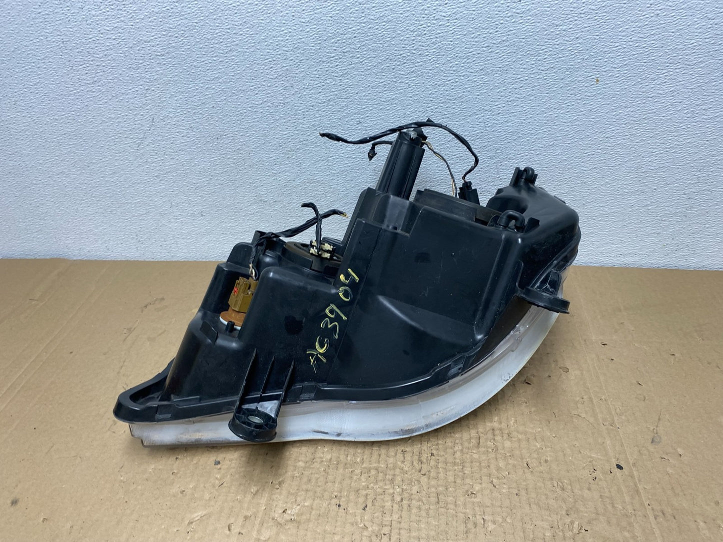 2011 to 2016 Chrysler Town and Country Right Passenger Headlight AC3904 DW7