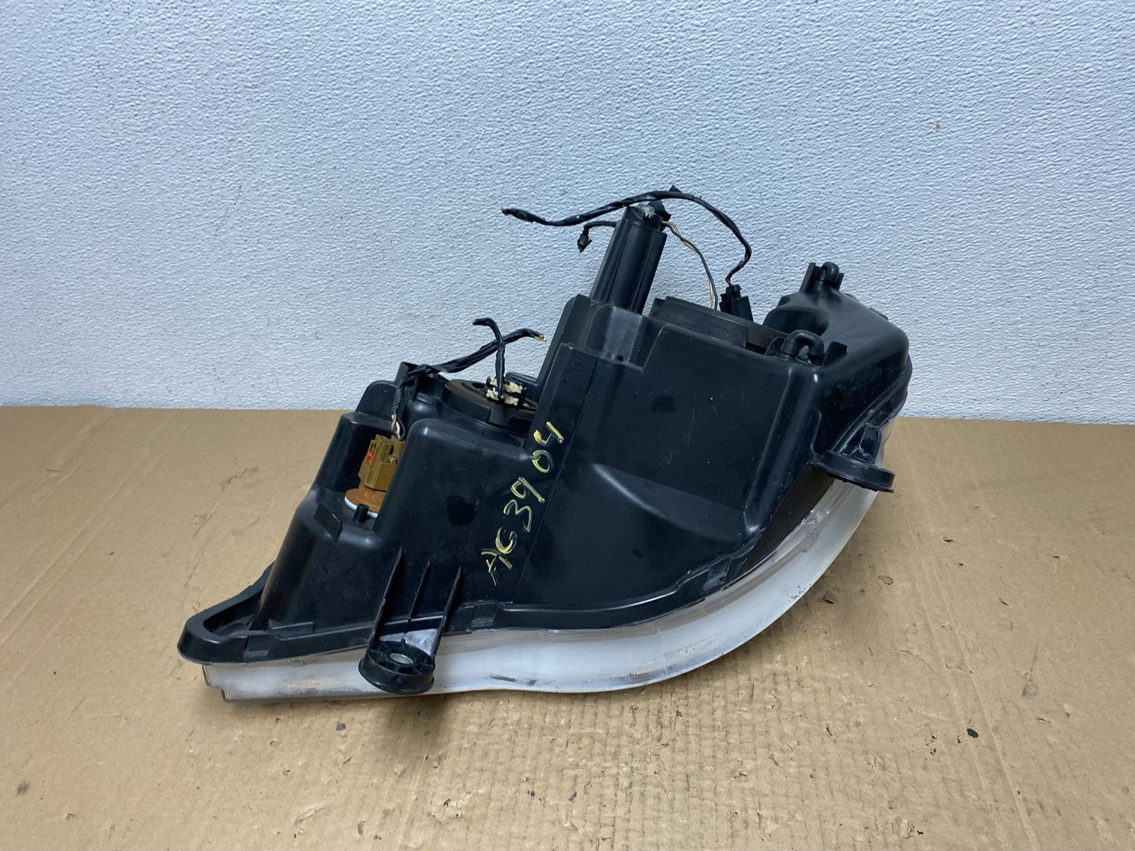2011 to 2016 Chrysler Town and Country Right Passenger Headlight AC3904 DW7