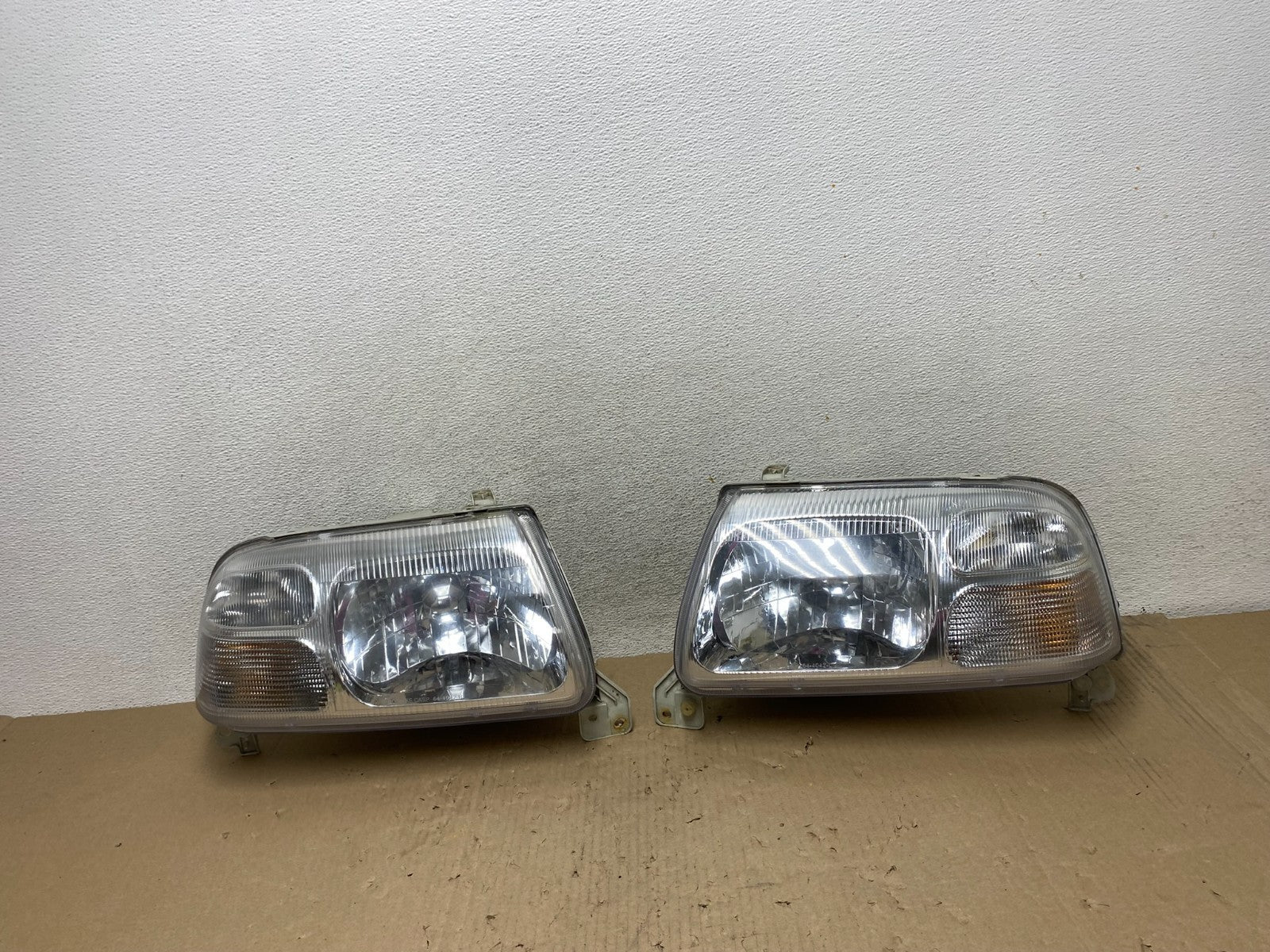 1999-2005 Suzuki Grand Vitara Left+Right Side Set Halogen Headlights AG6976 DW0