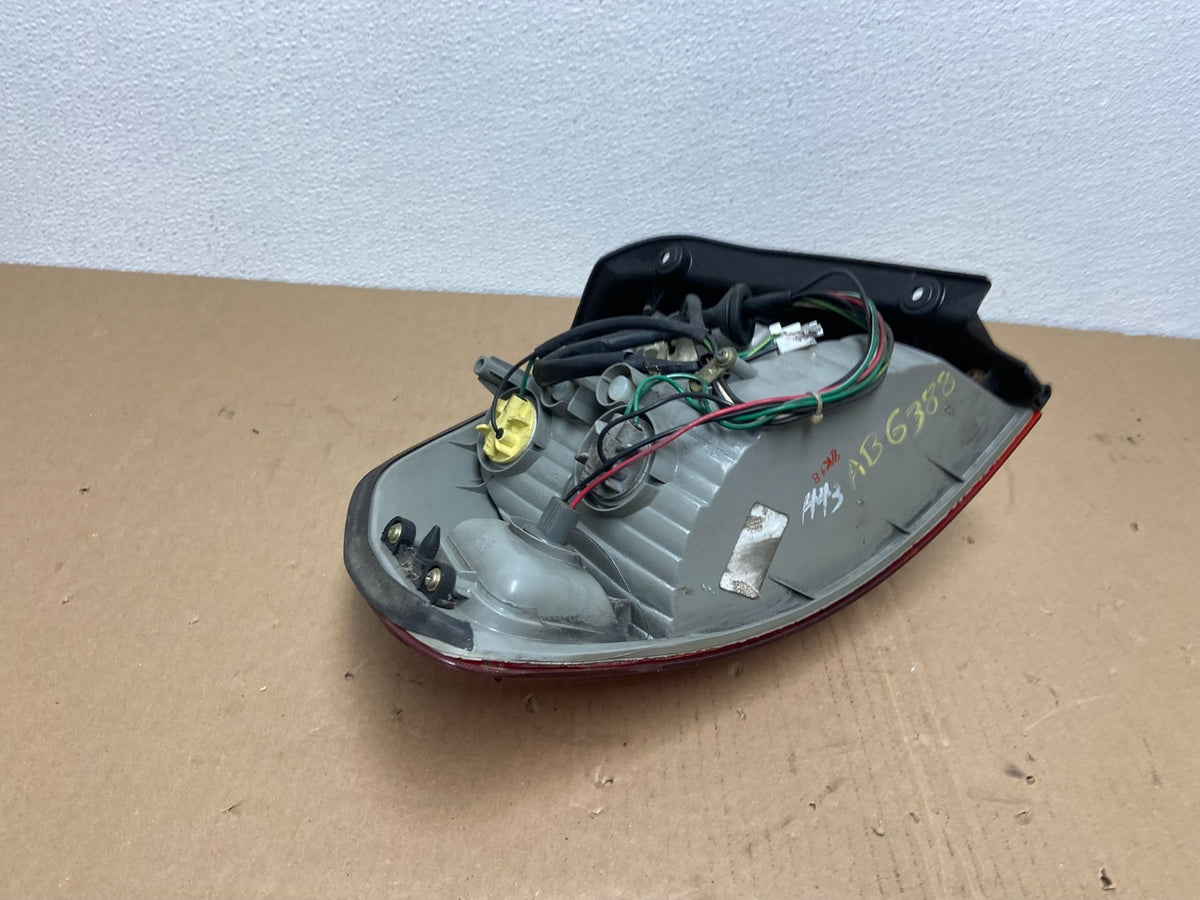 2001 - 2004 Hyundai Santa Fe Right Passenger Rh Side Tail Light AB6388 DW6