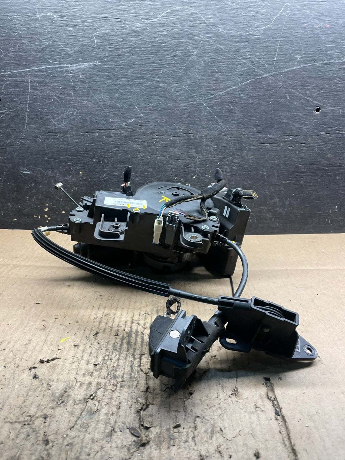 2007-2014 Kia Sedona Left Electric Power Sliding Door Motor Regulator V9211 DG3