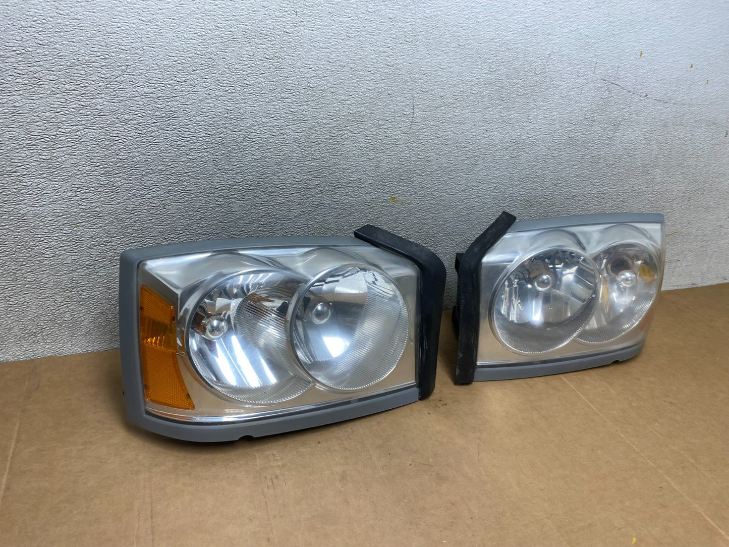2005 to 2007 Dodge Dakota Left+Right Halogen Headlights X2744 DW2
