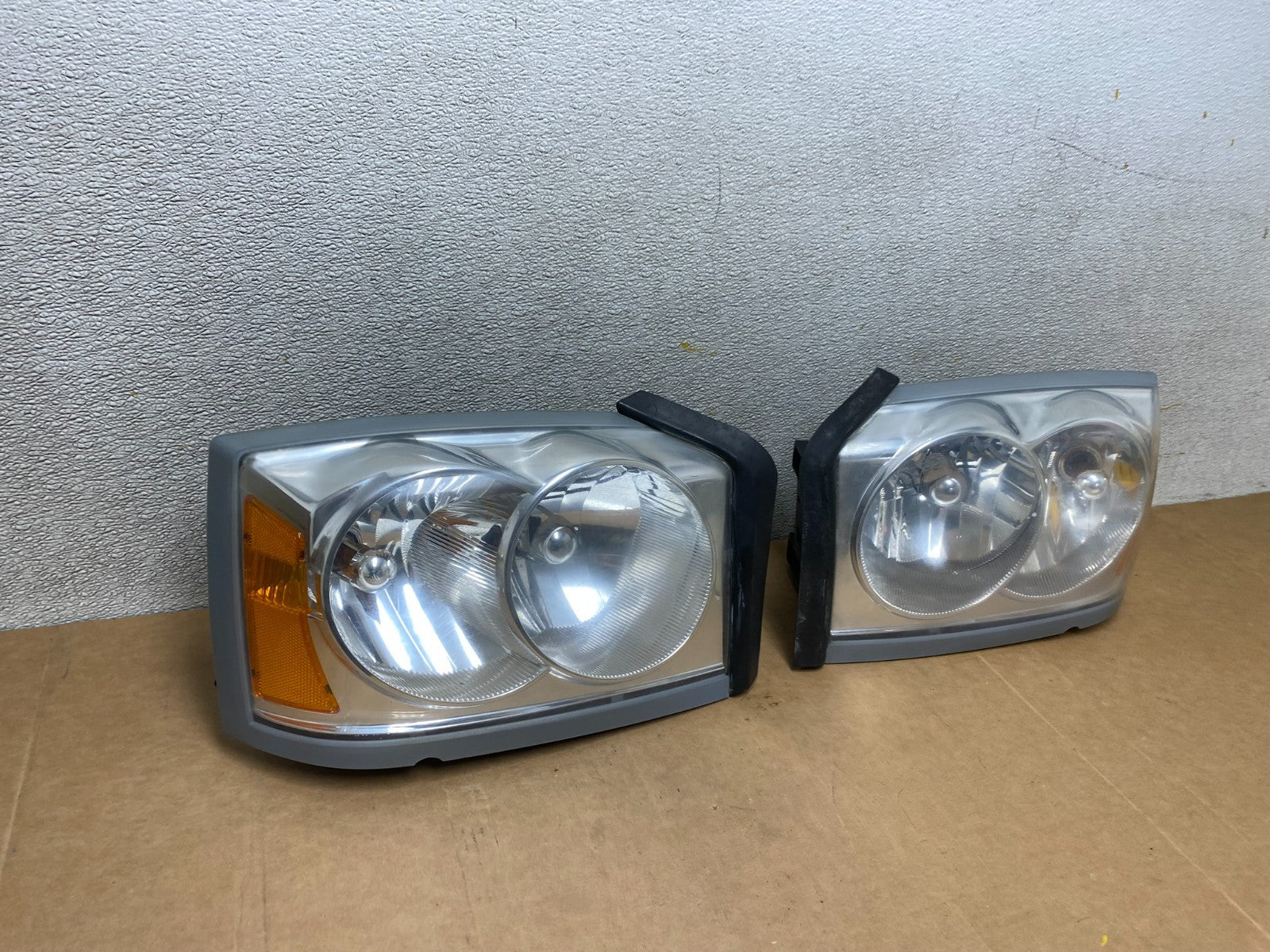 2005 to 2007 Dodge Dakota Left+Right Halogen Headlights X2744 DW2