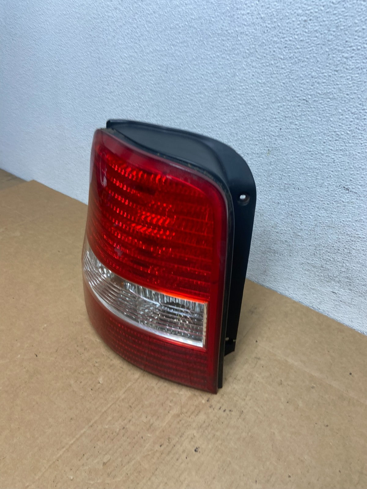 2003 2004 2005 Kia Sedona Left Driver LH Side Tail Light AD4558 DW1