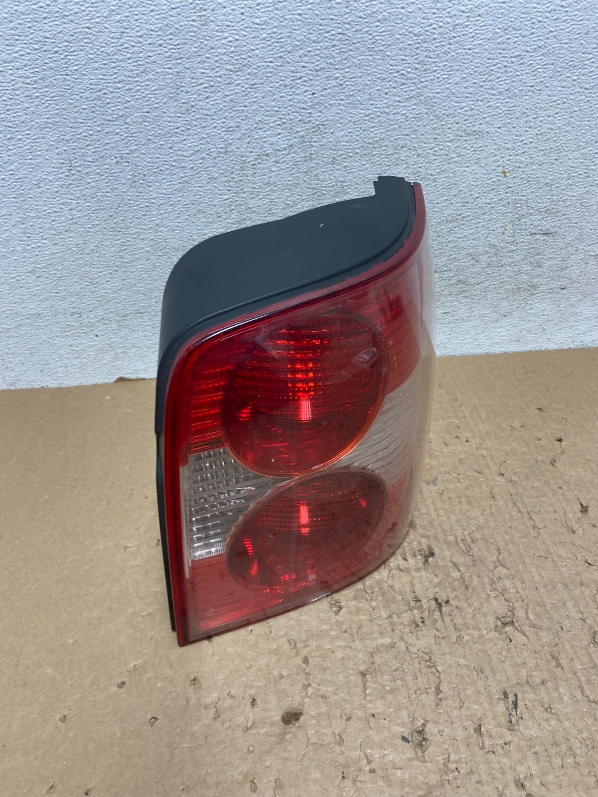 2000 to 2005 Volkswagen Passat B5 Wagon Rigt Passenger Side Tail Light AF8389 DG2