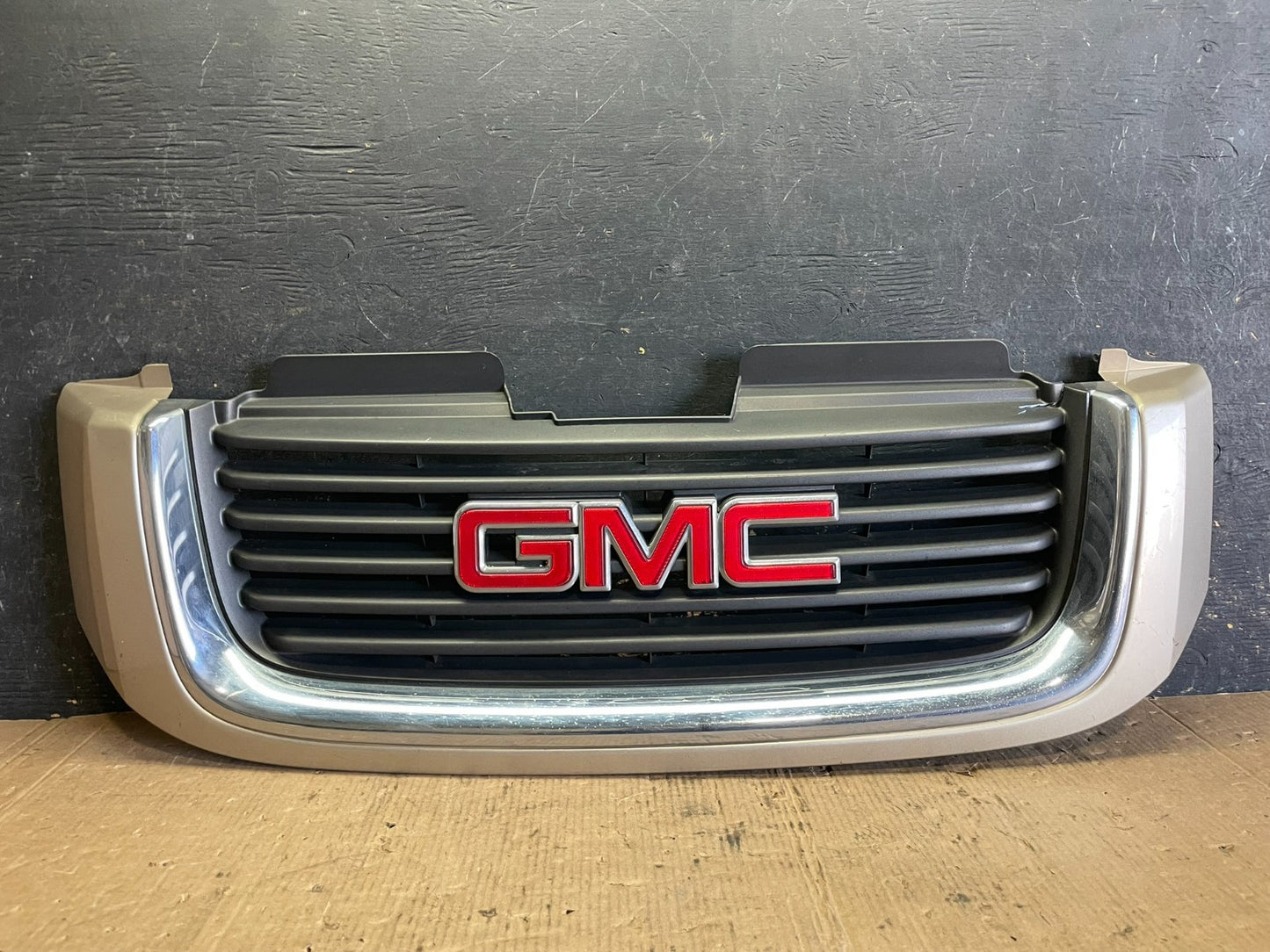 2002 to 2009 Gmc Envoy Front Upper Grill Grille OEM Z8139 DG0