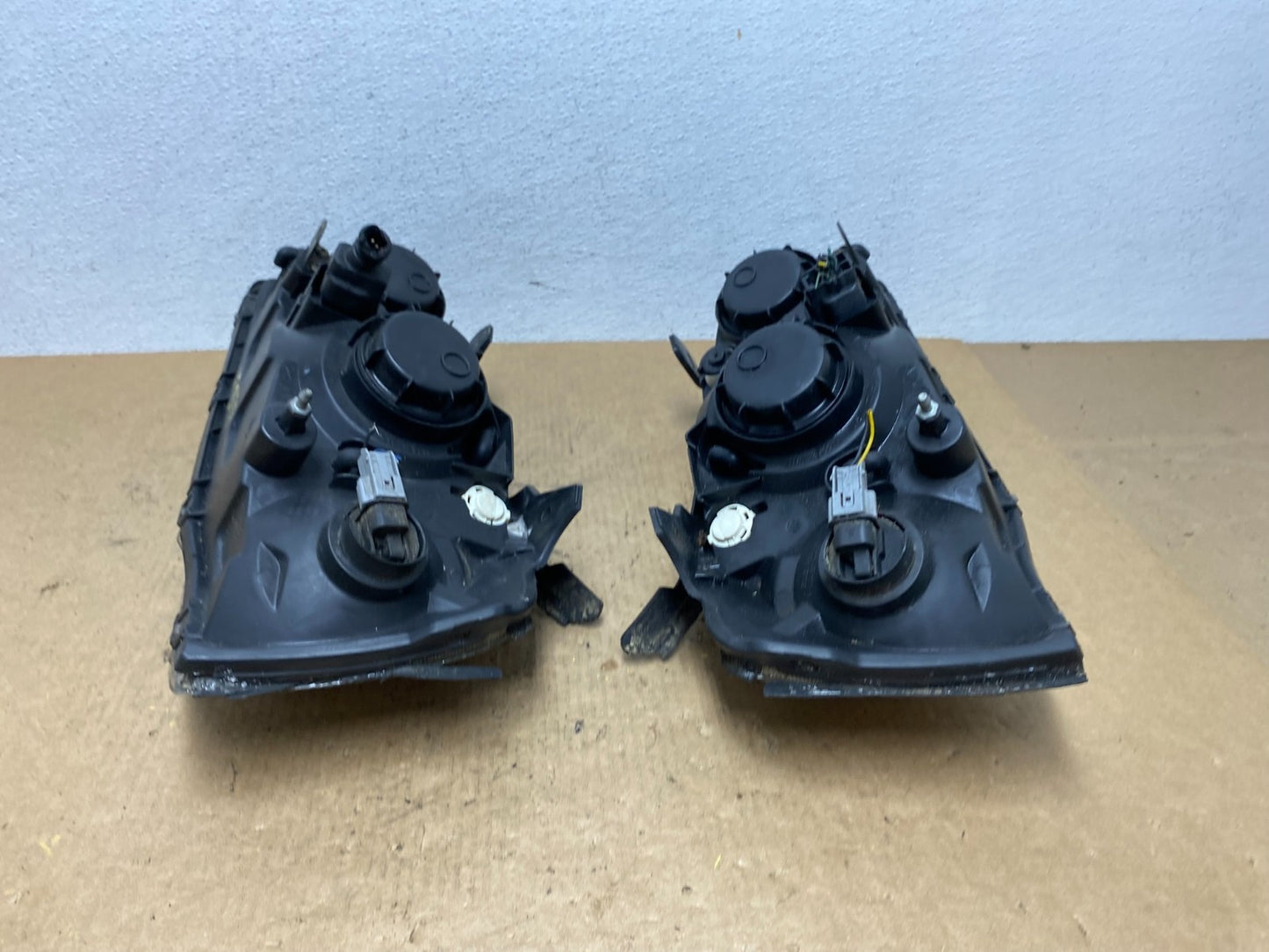2004 to 2006 Hyundai Elantra Left+Right Set Halogen Headlights AC3577 DW9