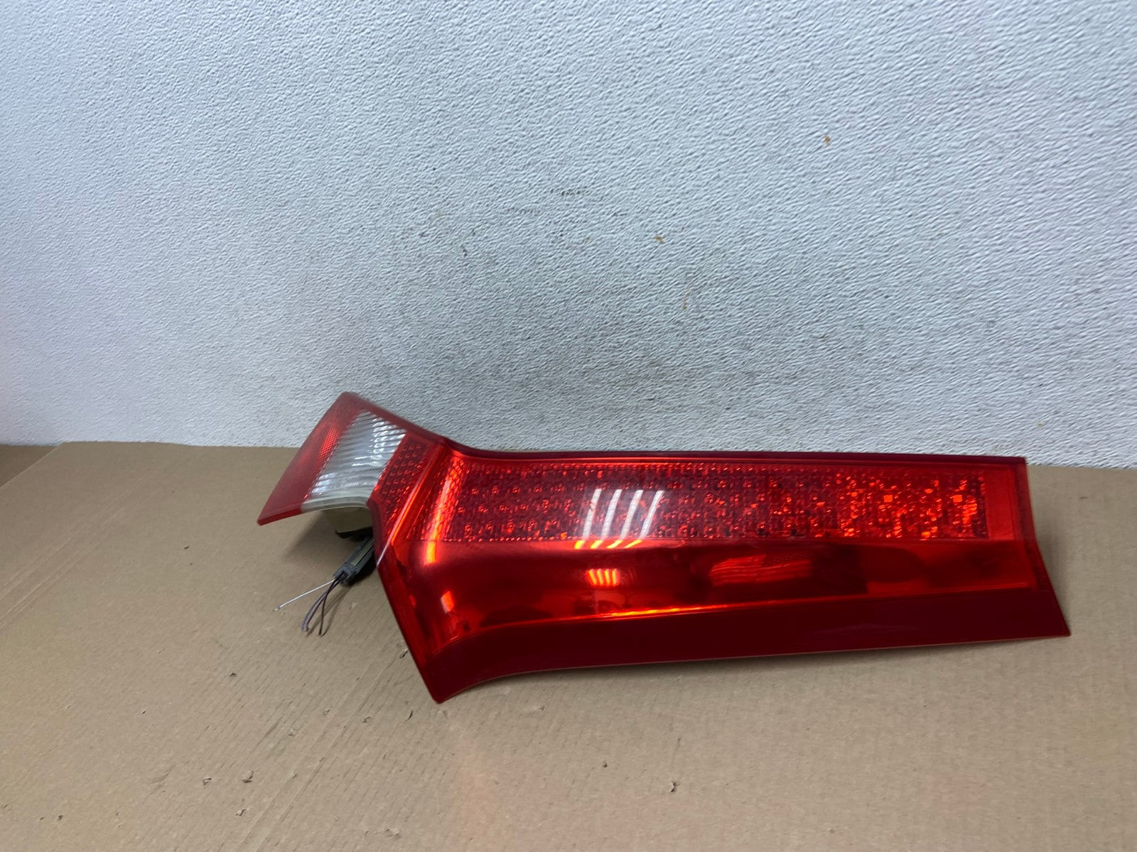2008 to 2013 Volvo XC70 V70 Right Passenger Tail Light Upper AE9471 LK1