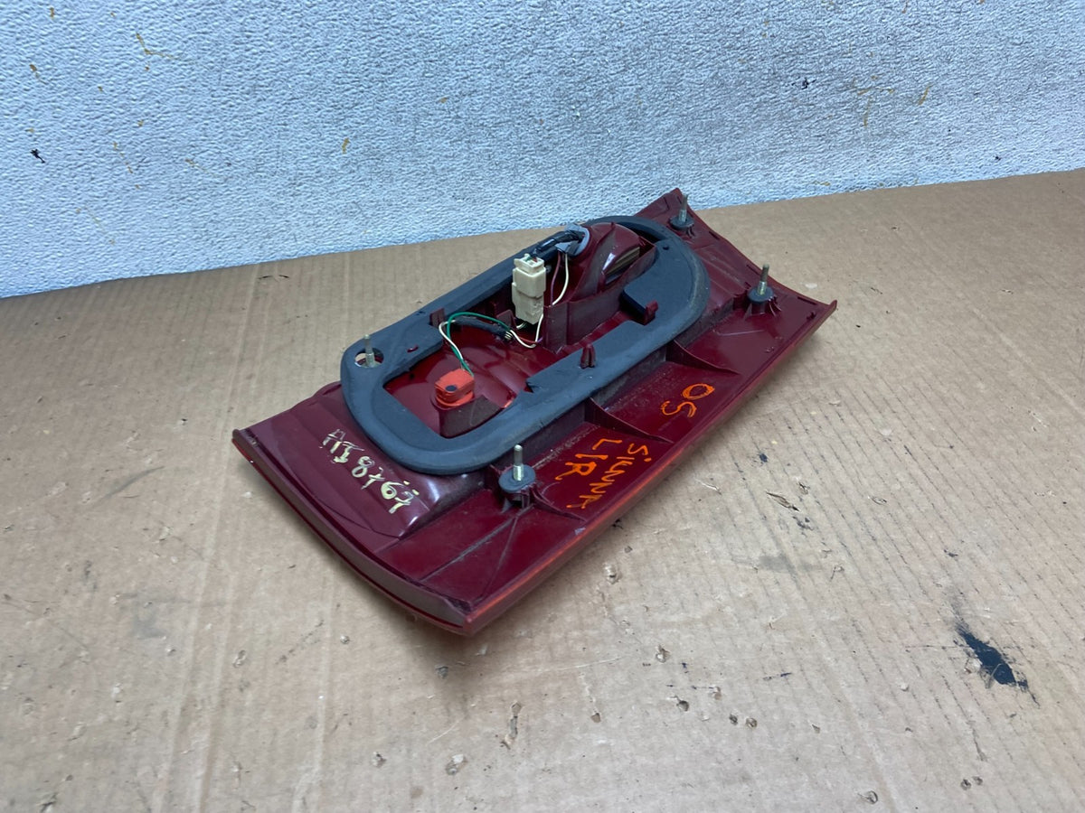 2004 - 2005 Toyota Sienna Left Driver LH Side Inner Tail Light AI8767 LK4