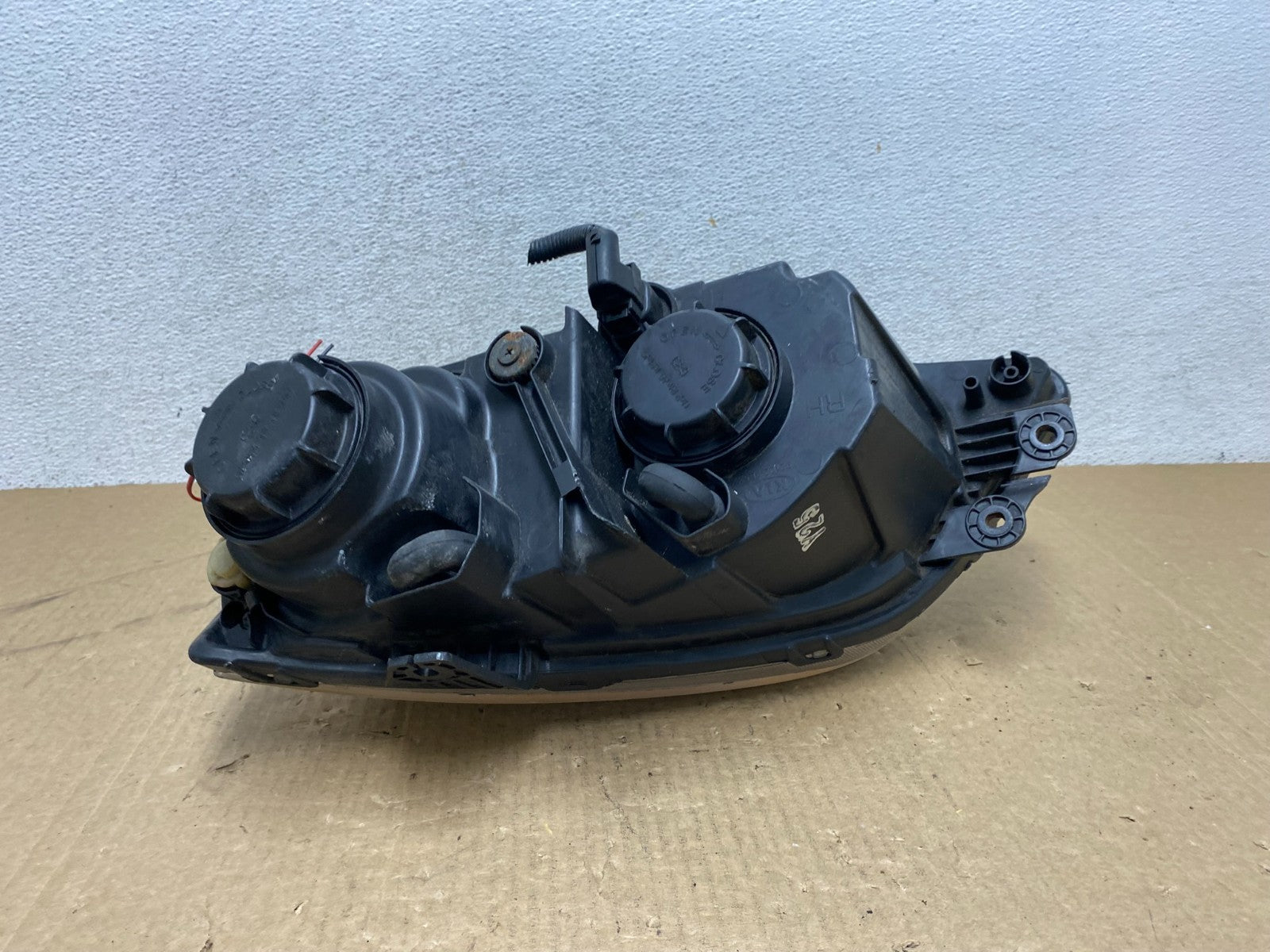 2007 2008 2009 Kia Sorento Right Passenger RH Side Headlight Halogen AG0551 DW4