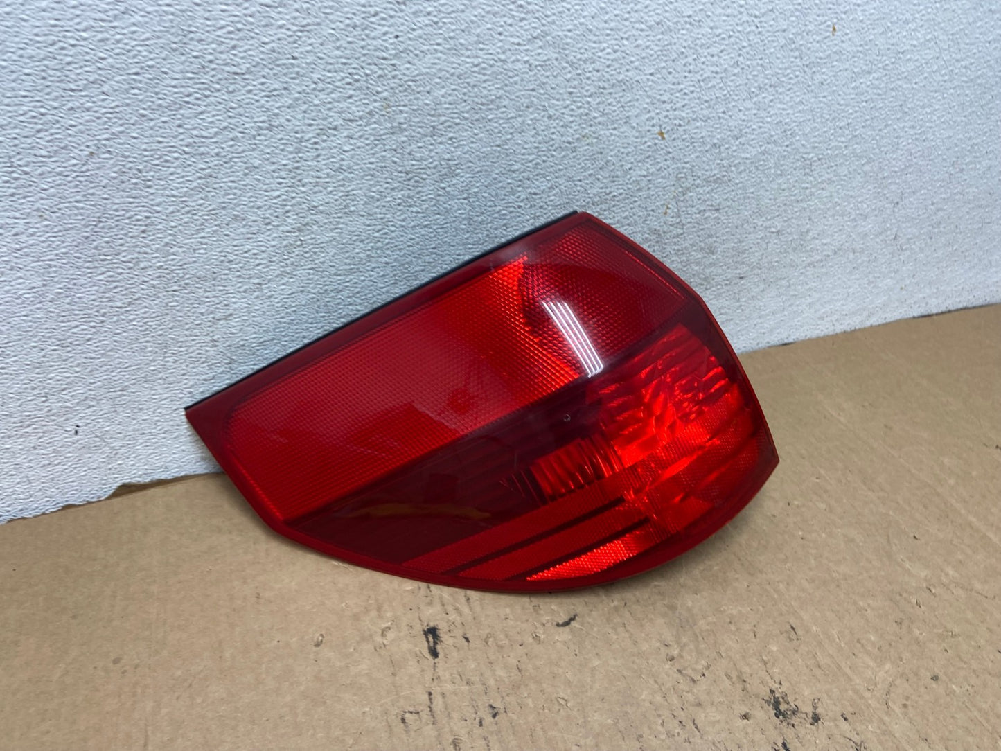 2004 to 2005 Toyota Sienna Left Driver LH Side Tail Light AG2256 LK2